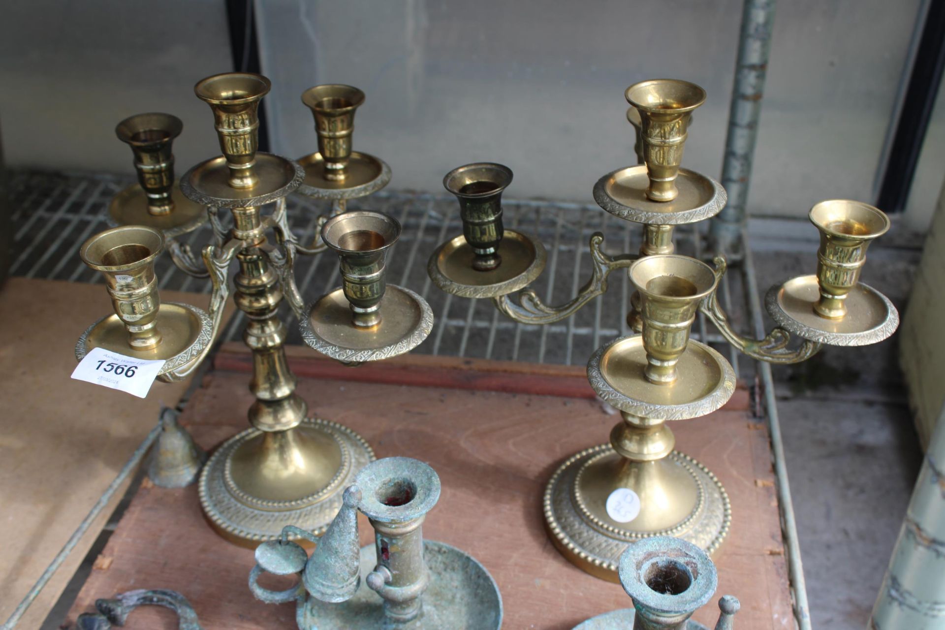 AN ASSORTMENT OF BRASS ITEMS TO INCLUDE CANDLESTICKS, CANDLE SNUFFERS AND TONGS ETC - Image 2 of 2