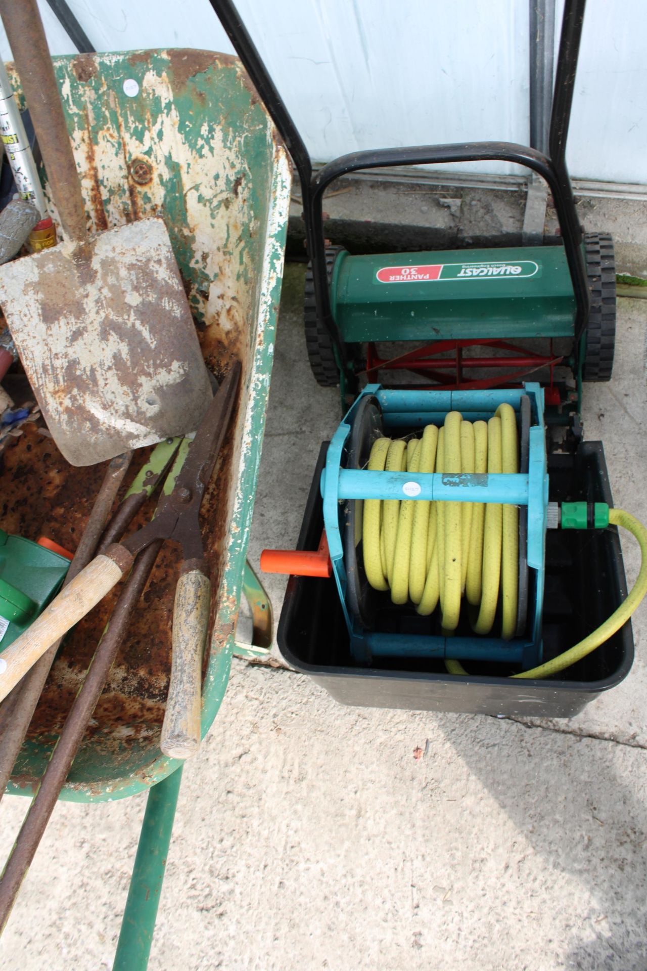 AN ASSORTMENT OF GARDEN TOOLS TO INCLUDE A HOSE PIPE, A PUSH MOWER AND A WHEEL BARROW ETC - Image 3 of 4