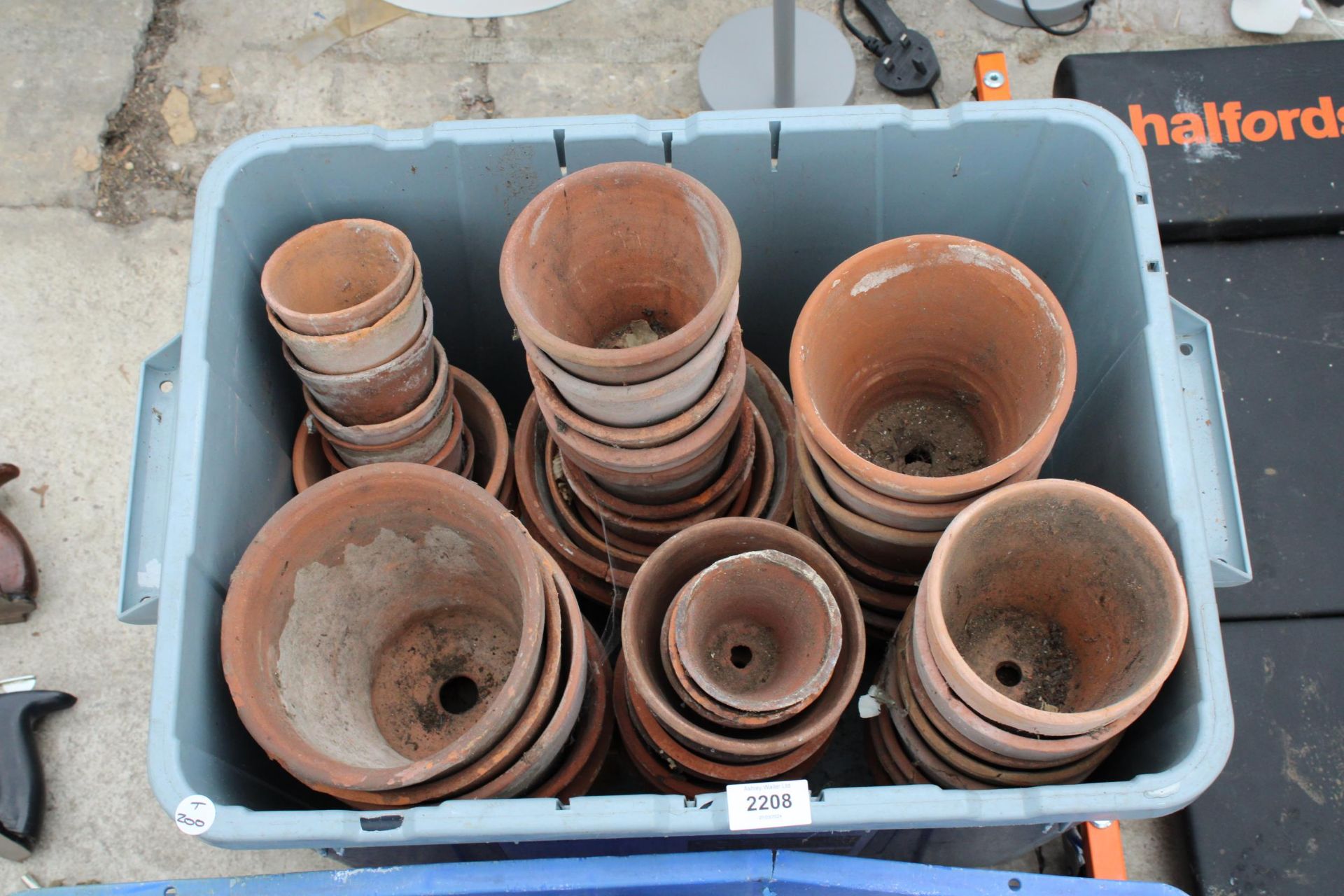 AN ASSORTMENT OF SMALL TERRACOTTA PLANT POTS - Image 2 of 2