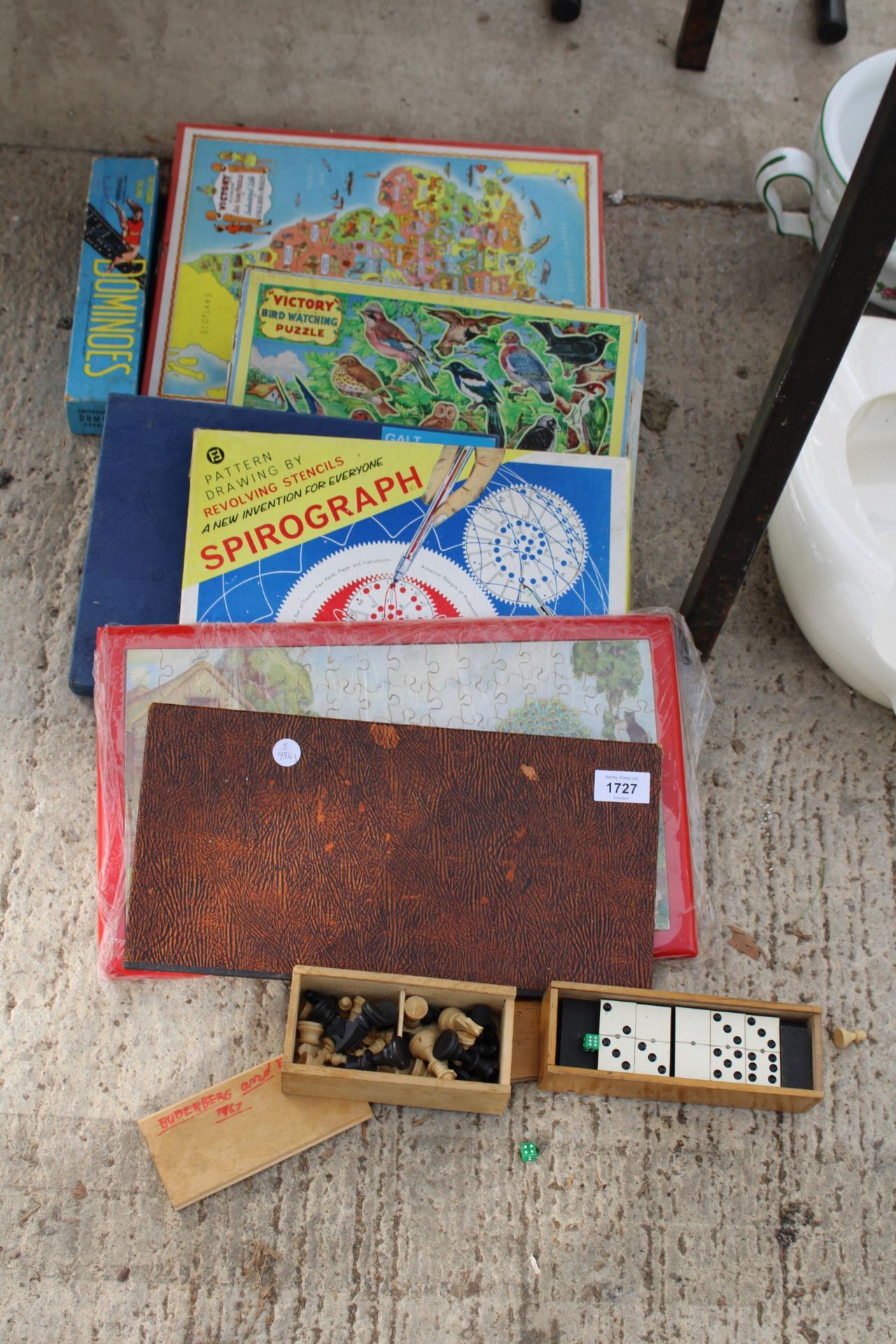 AN ASSORTMENT OF VINTAGE AND RETRO GAMES TO INCLUDE JIGSAWS, CHESS PIECES AND DOMINOES ETC