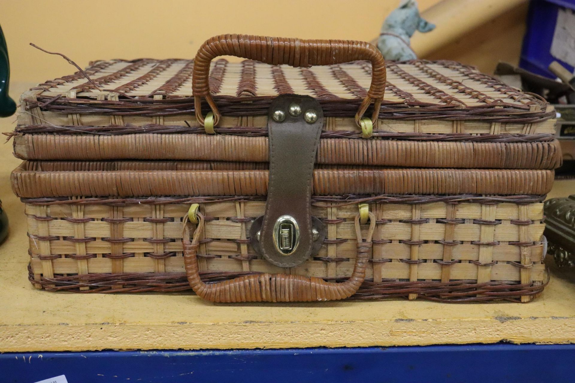 A WICKER PICNIC BASKET AND CONTENTS - Image 6 of 7