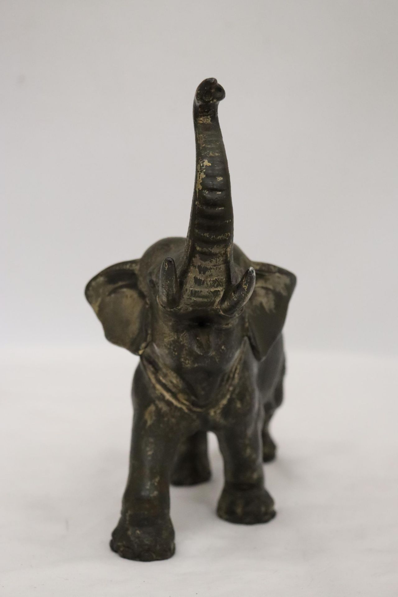 A HEAVY METAL FIGURE OF AN ELEPHANT - Bild 2 aus 5