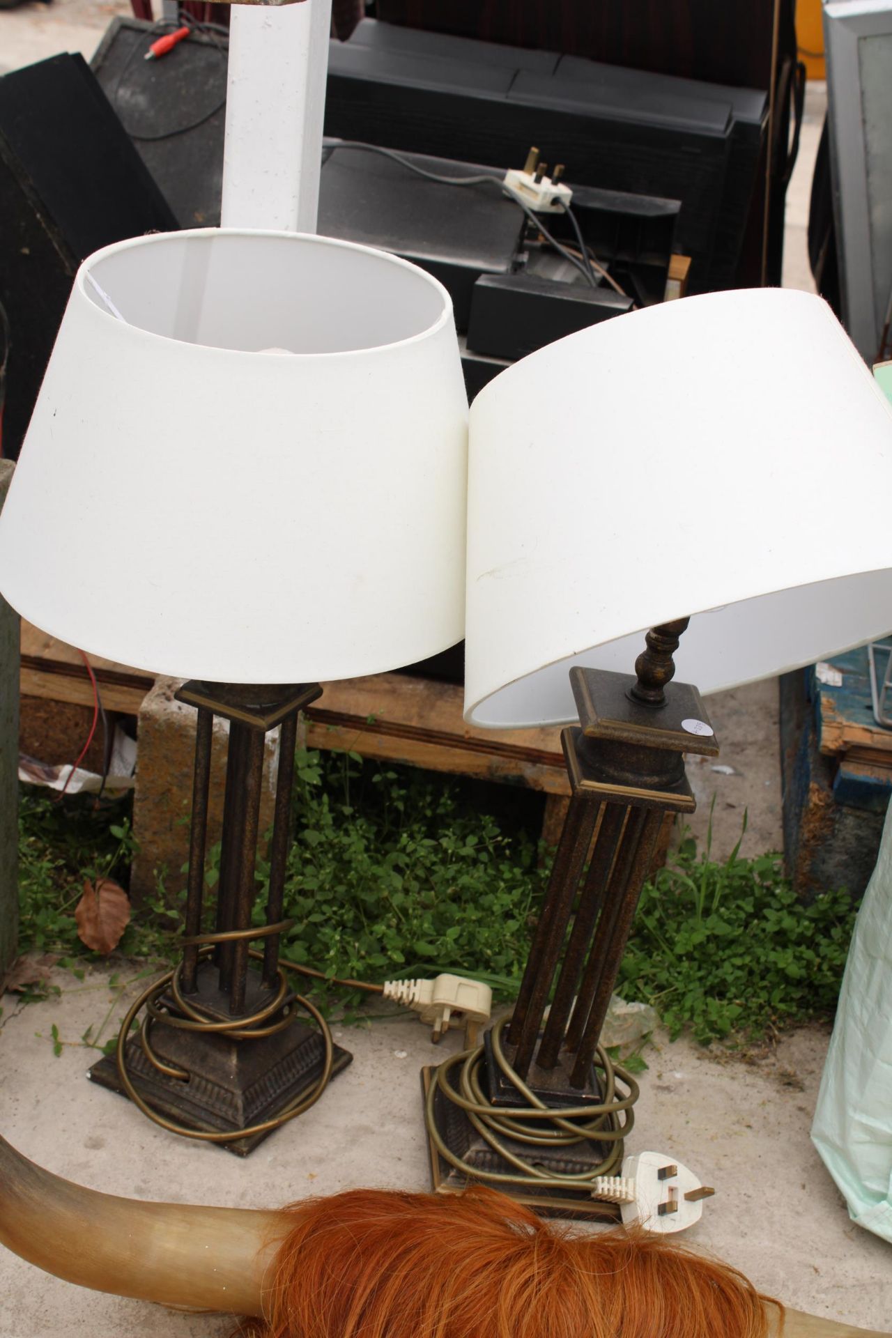 A PAIR OF HIGHLAND COM HORNS AND TWO TABLE LAMPS - Bild 2 aus 2
