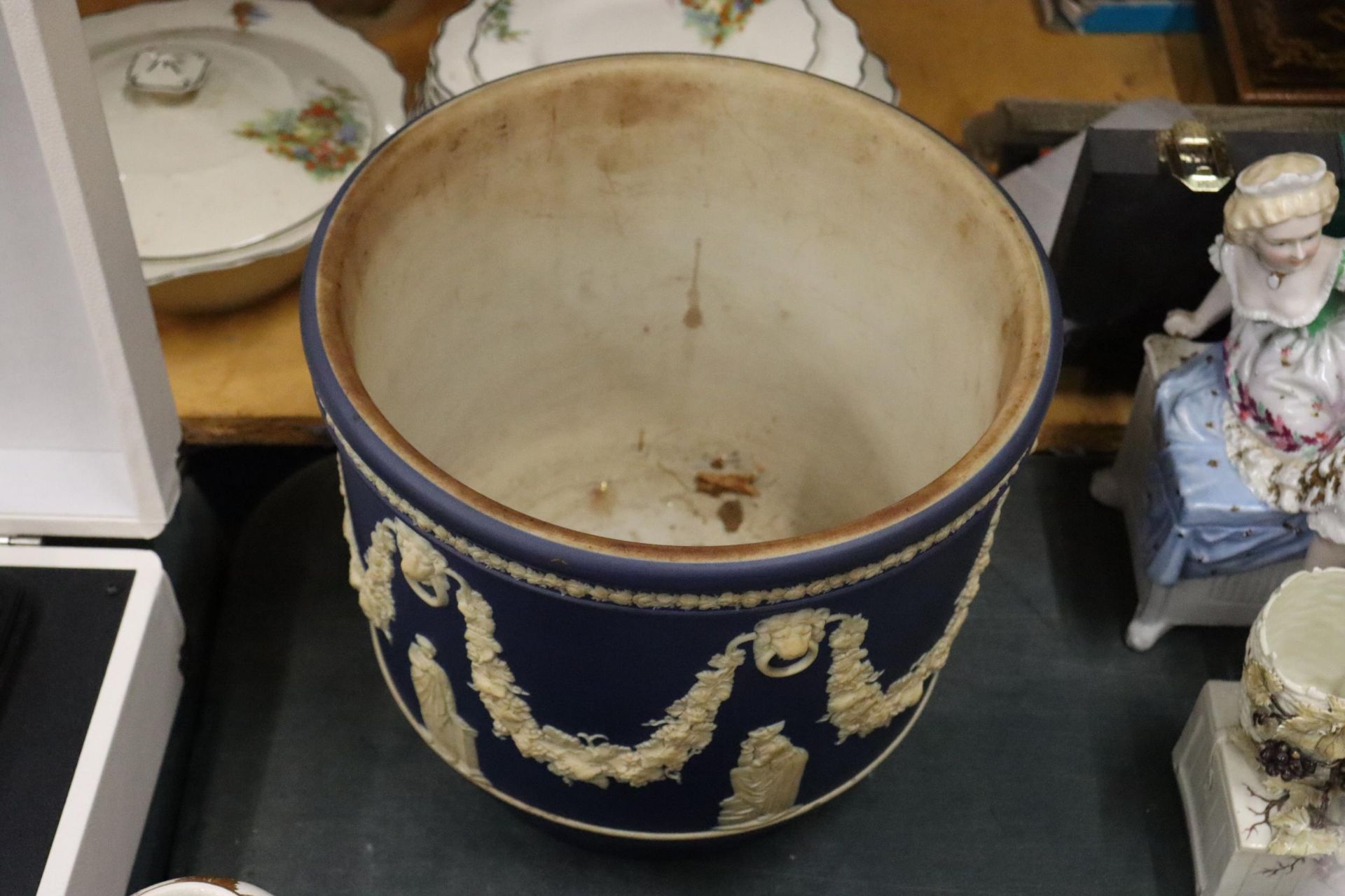 A LARGE DARK BLUE WEDGWOOD JASPERWARE PLANTER, DIAMETER 25CM, HEIGHT 23CM - Image 3 of 4