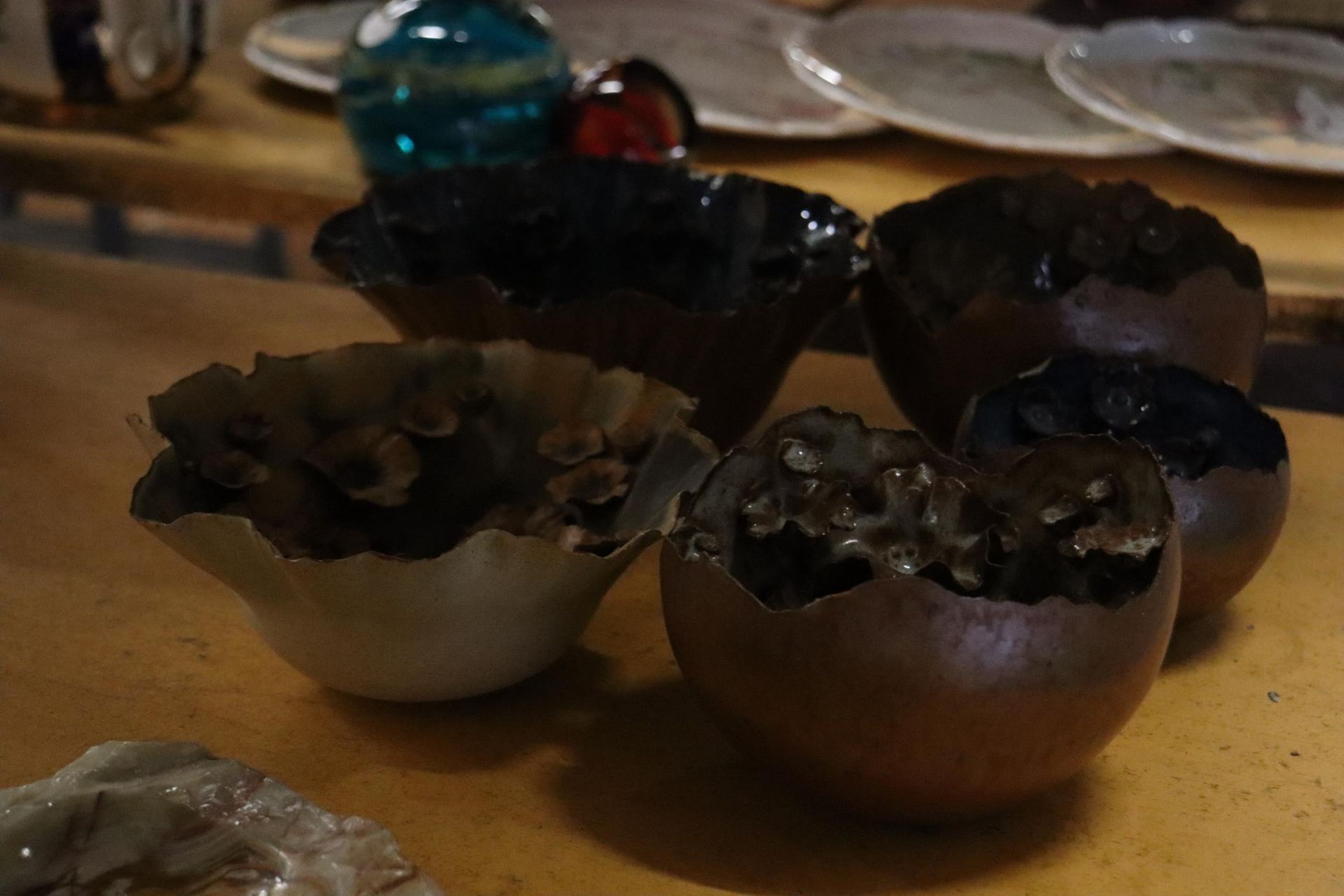 A COLLECTION OF STUDIO POTTERY SHELLS WITH FOLIAGE/FLOWER DESIGN MARKED CP TO BASE (5 IN TOTAL) - Image 9 of 9