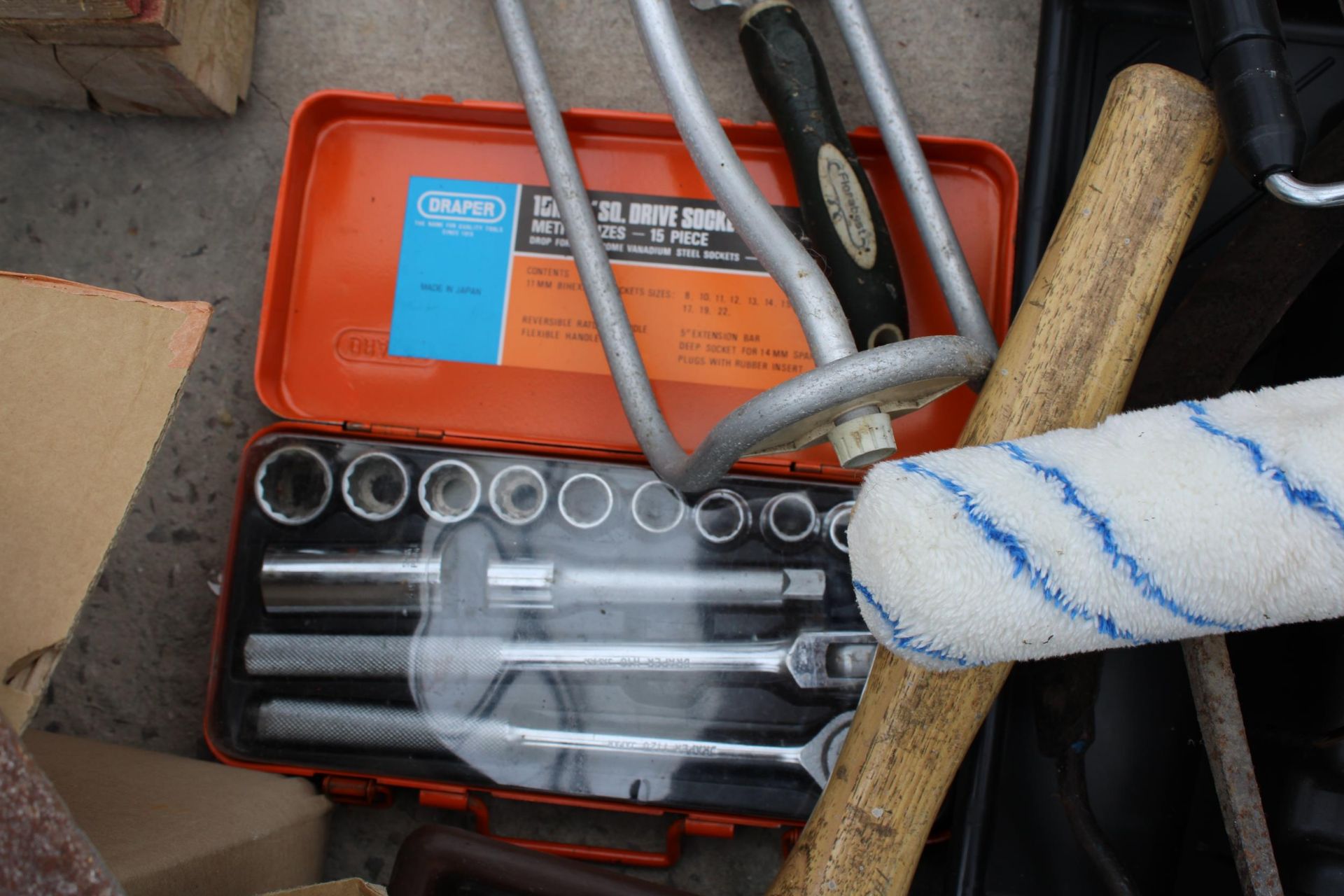 AN ASSORTMENT OF TOOLS TO INCLUDE A SPADE, A SHOVEL AND HAND TOOLS ETC - Image 4 of 5