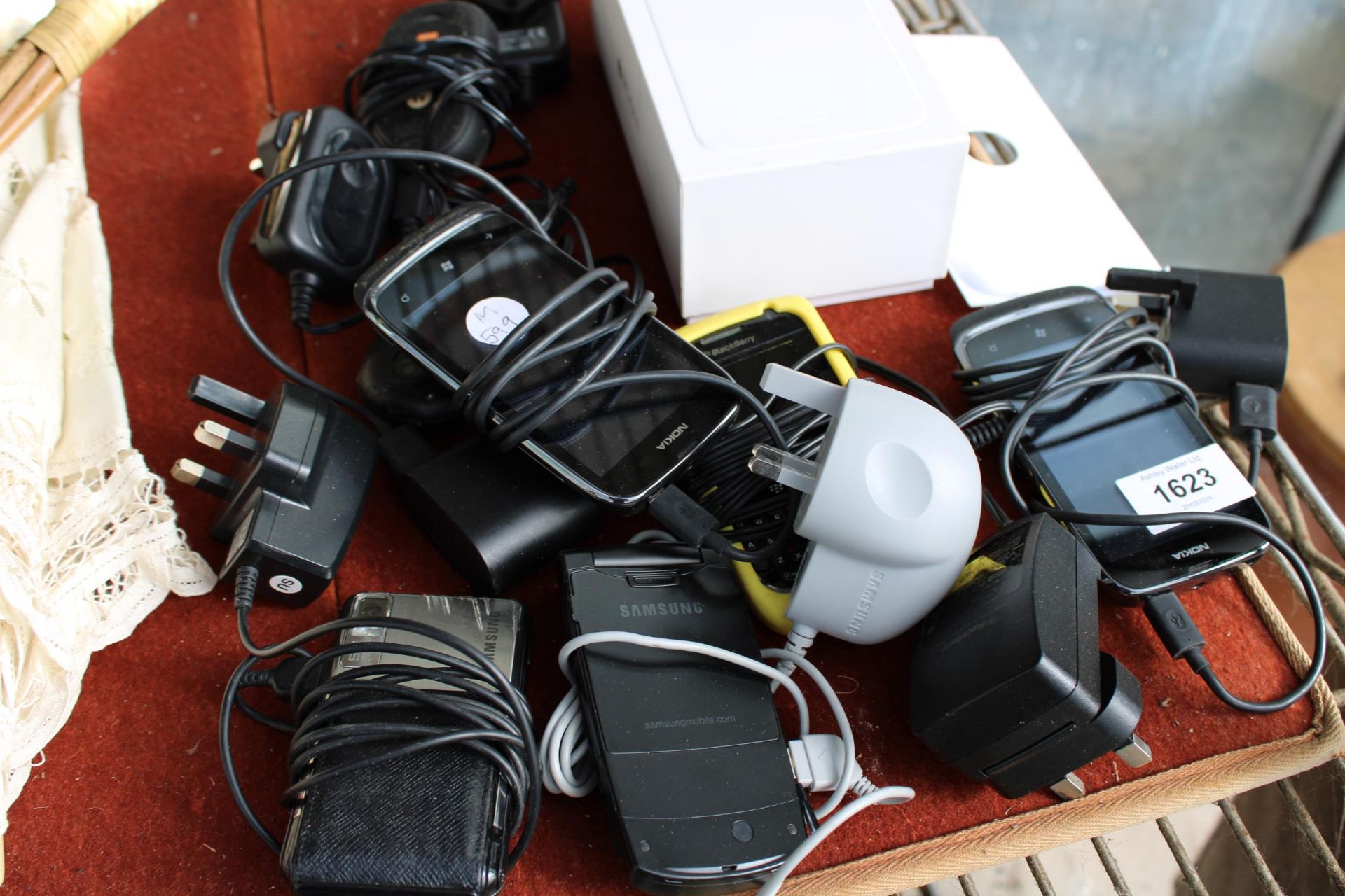 AN ASSORTMENT OF VARIOUS MOBILE PHONES AND CHARGERS - Bild 2 aus 2
