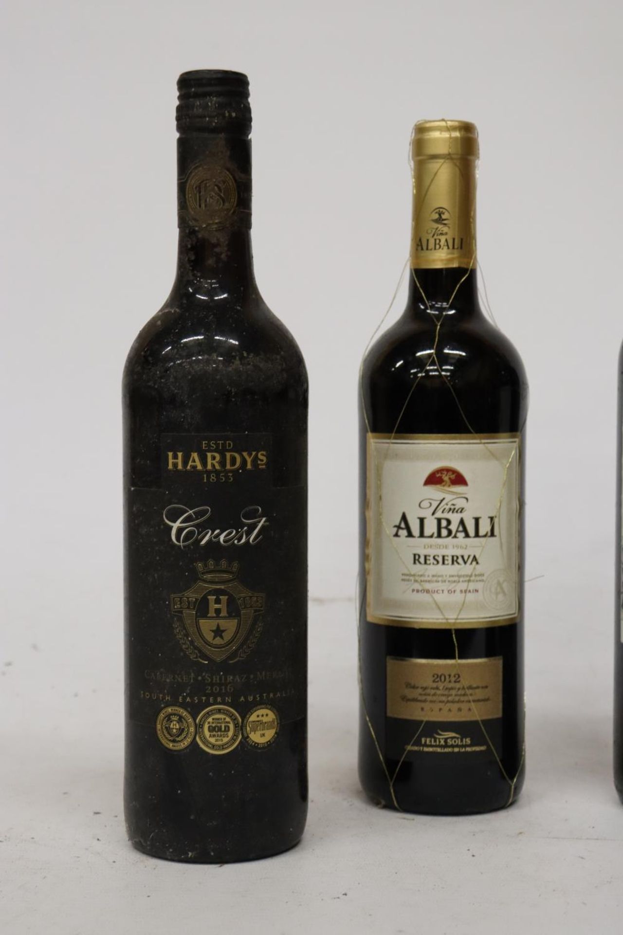 FOUR MIXED RED WINES TO INCLUDE TRIVENTO ARGENTINA 2016 MALBEC RESERVE, VINA ALBALI 2012 RESERVA, - Bild 2 aus 5