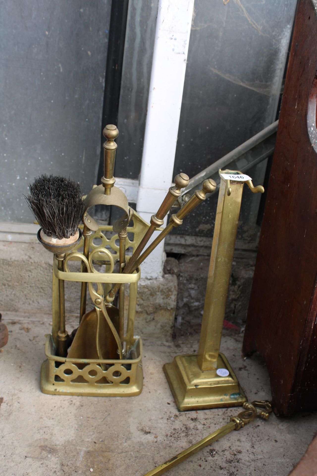 A VINTAGE BRASS COMPANION SET AND A FURTHER BRASS STAND - Image 2 of 2
