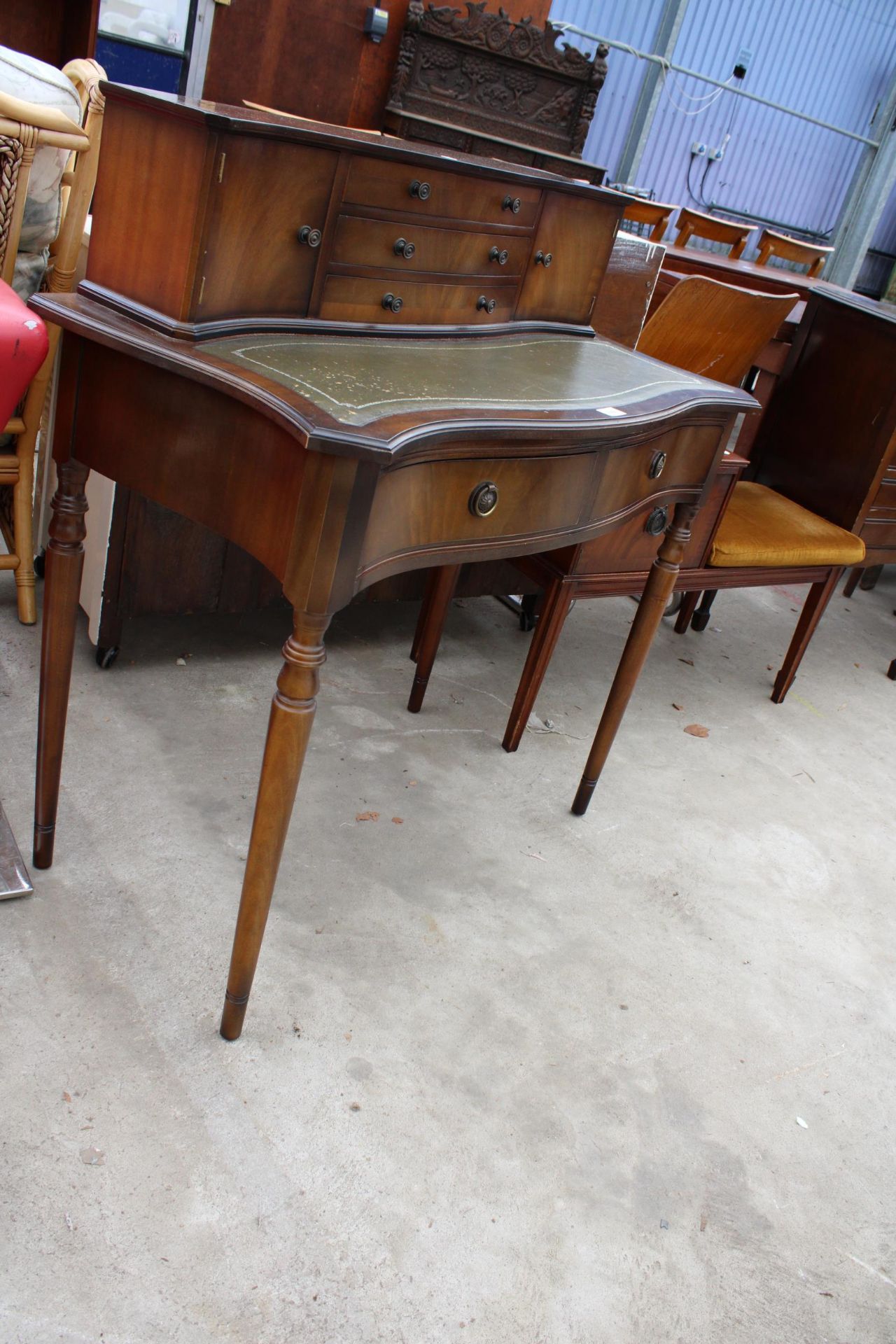 A REPRODUCTION MAHOGANY LADIES WRITING TABLE 36" WIDE WITH INSET LEATHER TOP - Image 2 of 4