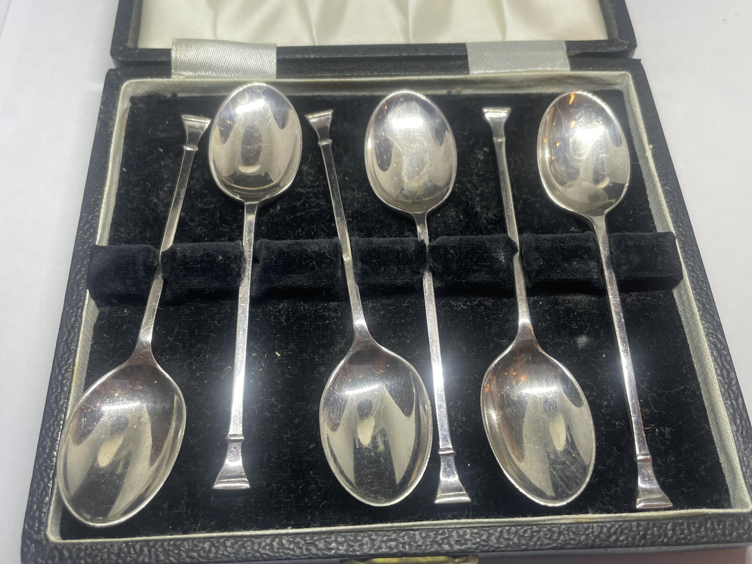 A SET OF SIX HALLMARKED SHEFFIELD SILVER SPOONS IN A PRESENTATION BOX - Image 2 of 3