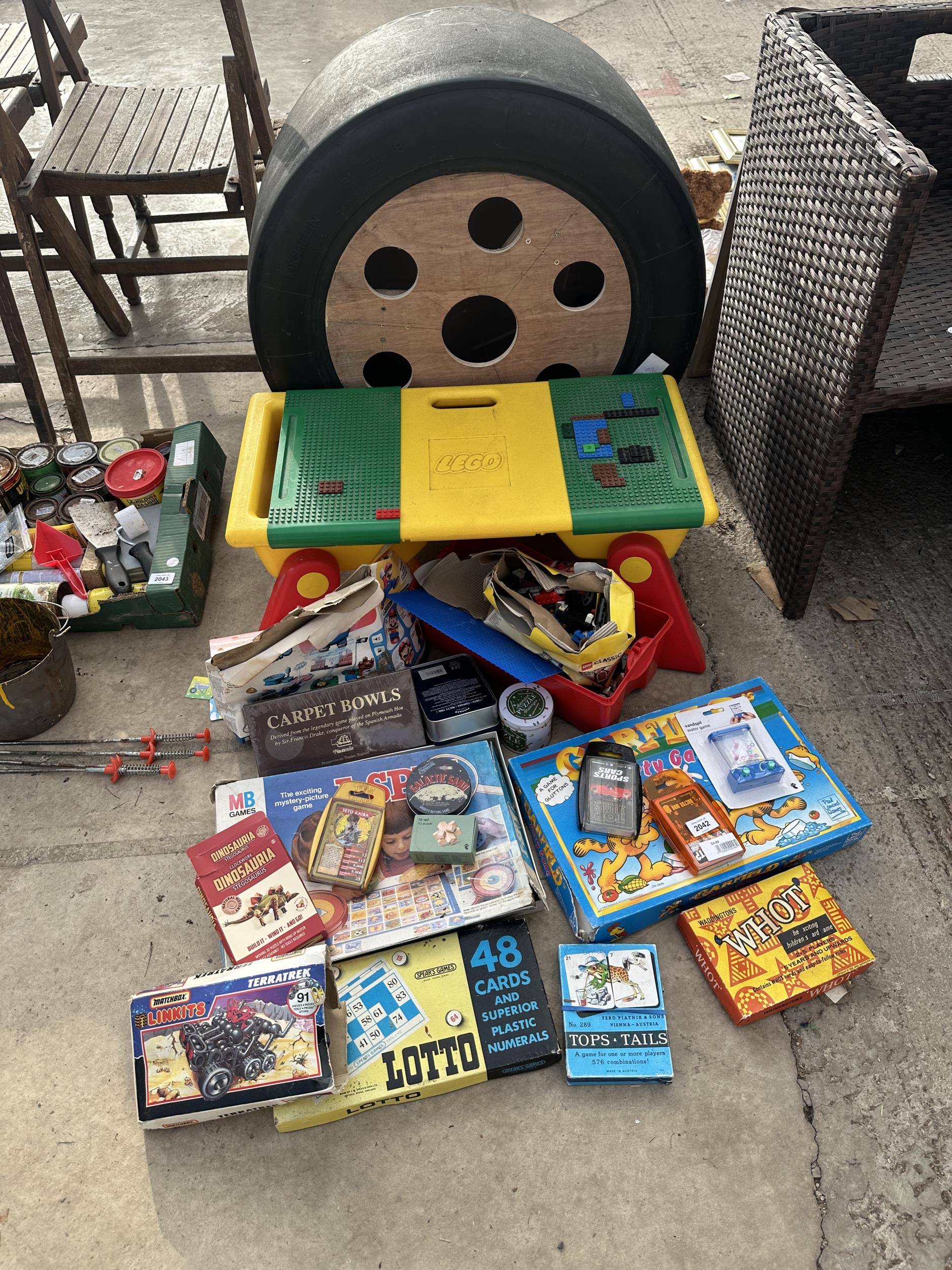 AN ASSORTMENT OF TOYS AND GAMES TO INCLUDE LEGO AND BOARD GAMES ETC