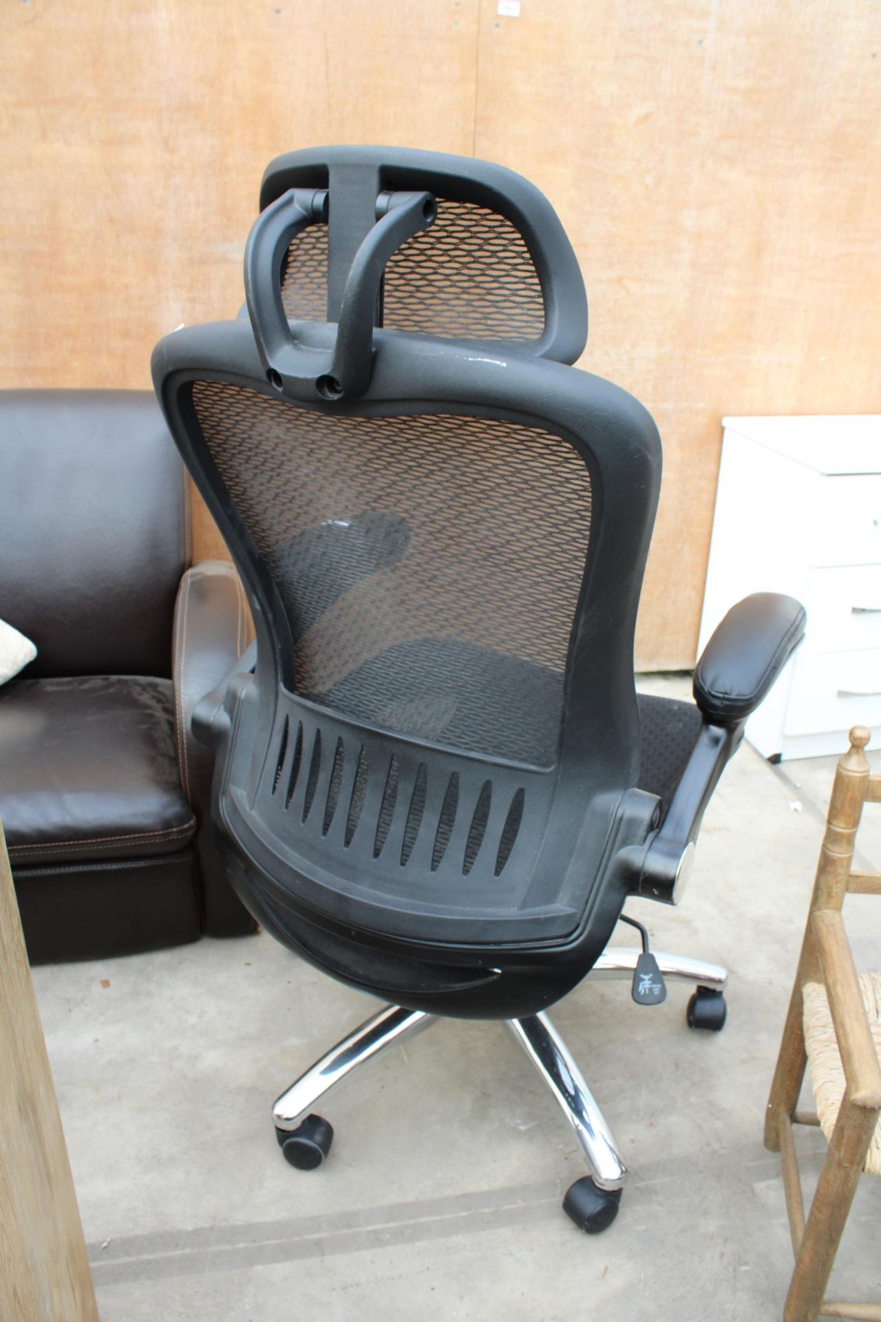 A REVOLVING RECLINING GAMING CHAIR - Image 3 of 3