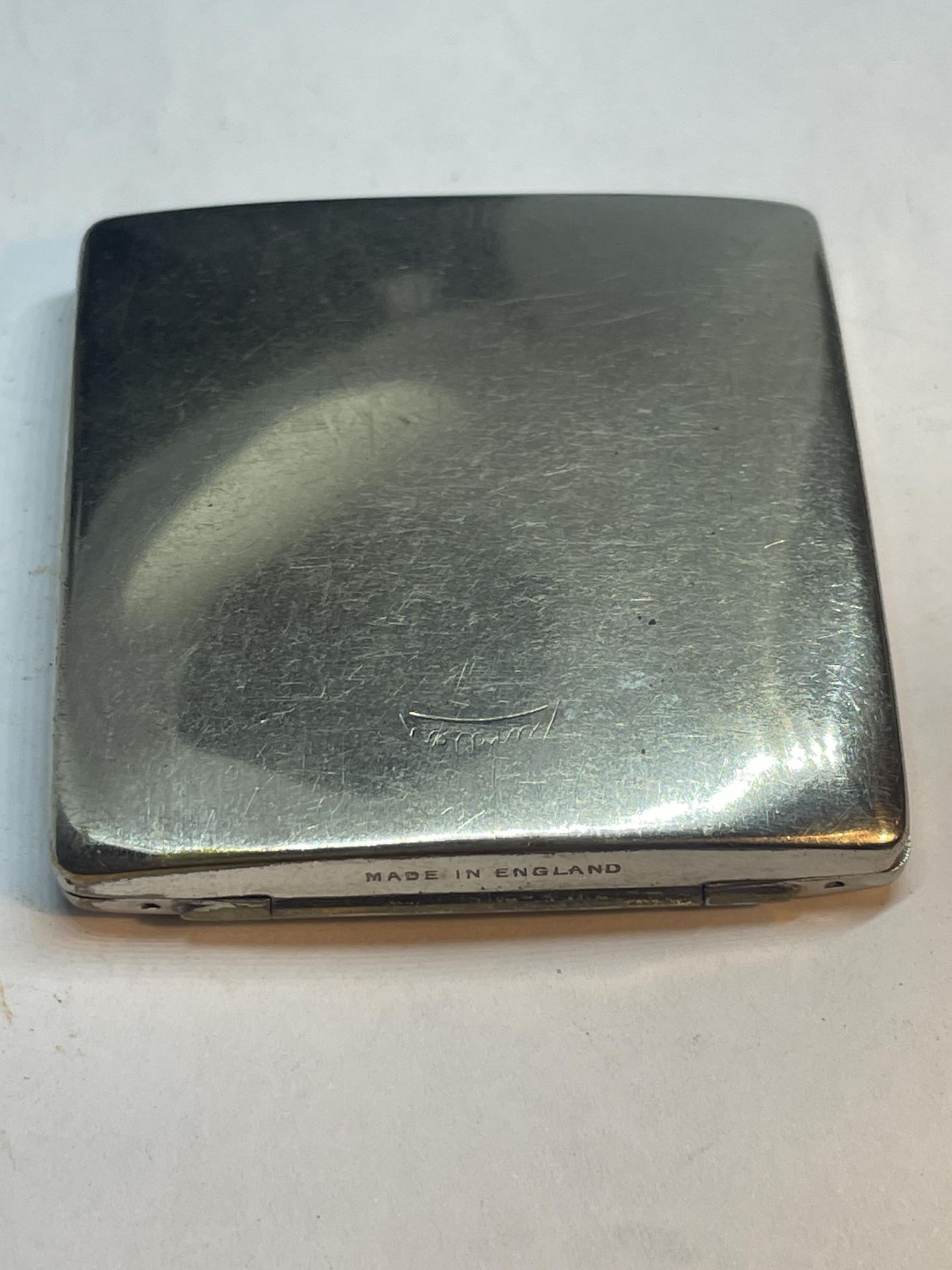 A VINTAGE YARDLEY POWDER COMPACT WITH INNER MIRROR