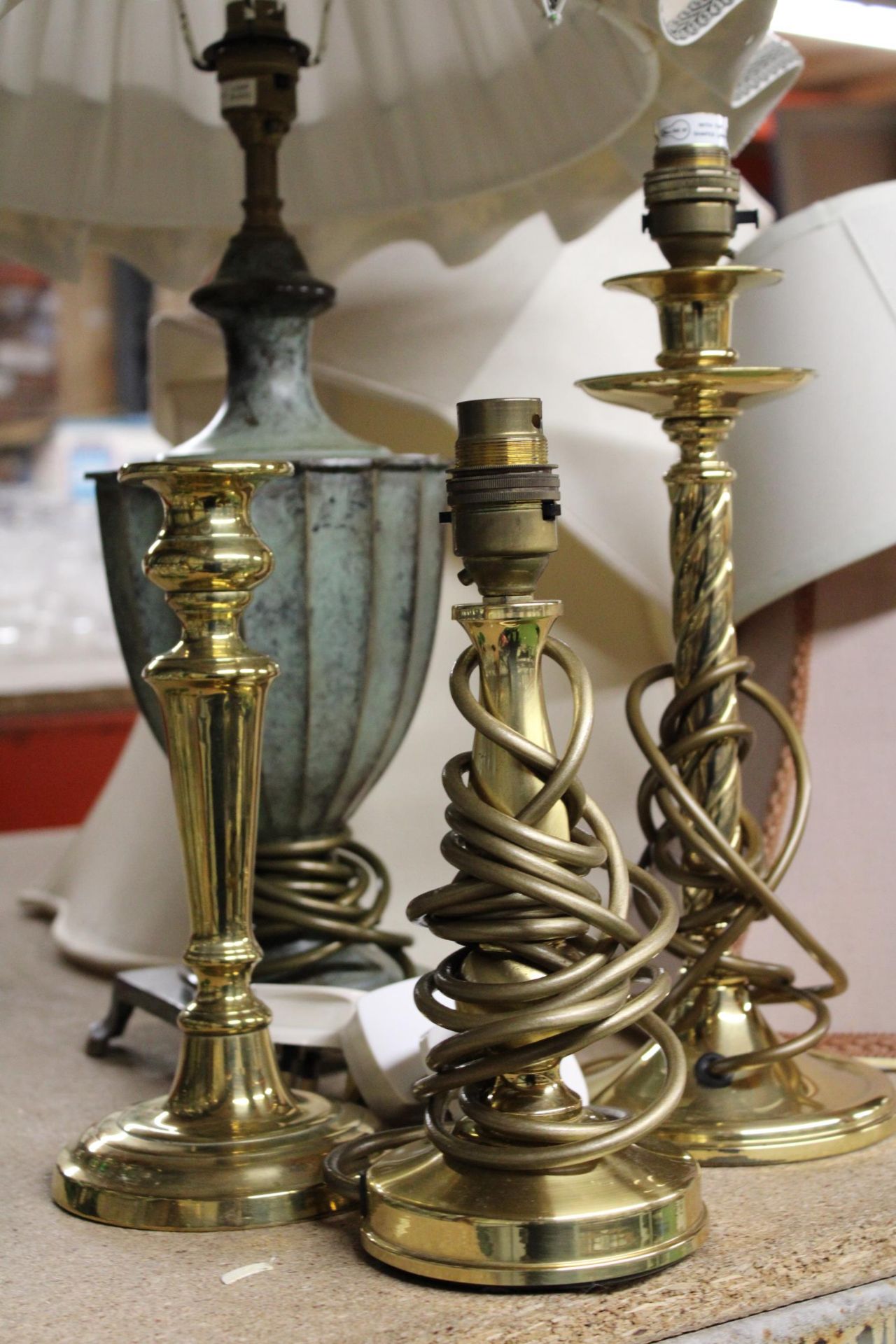 A HEAVY METAL TABLE LAMP WITH CREAM AND FLORAL SHADE, PLUS THREE BRASS TABLE LAMPS AND FOUR SHADES - Image 5 of 5