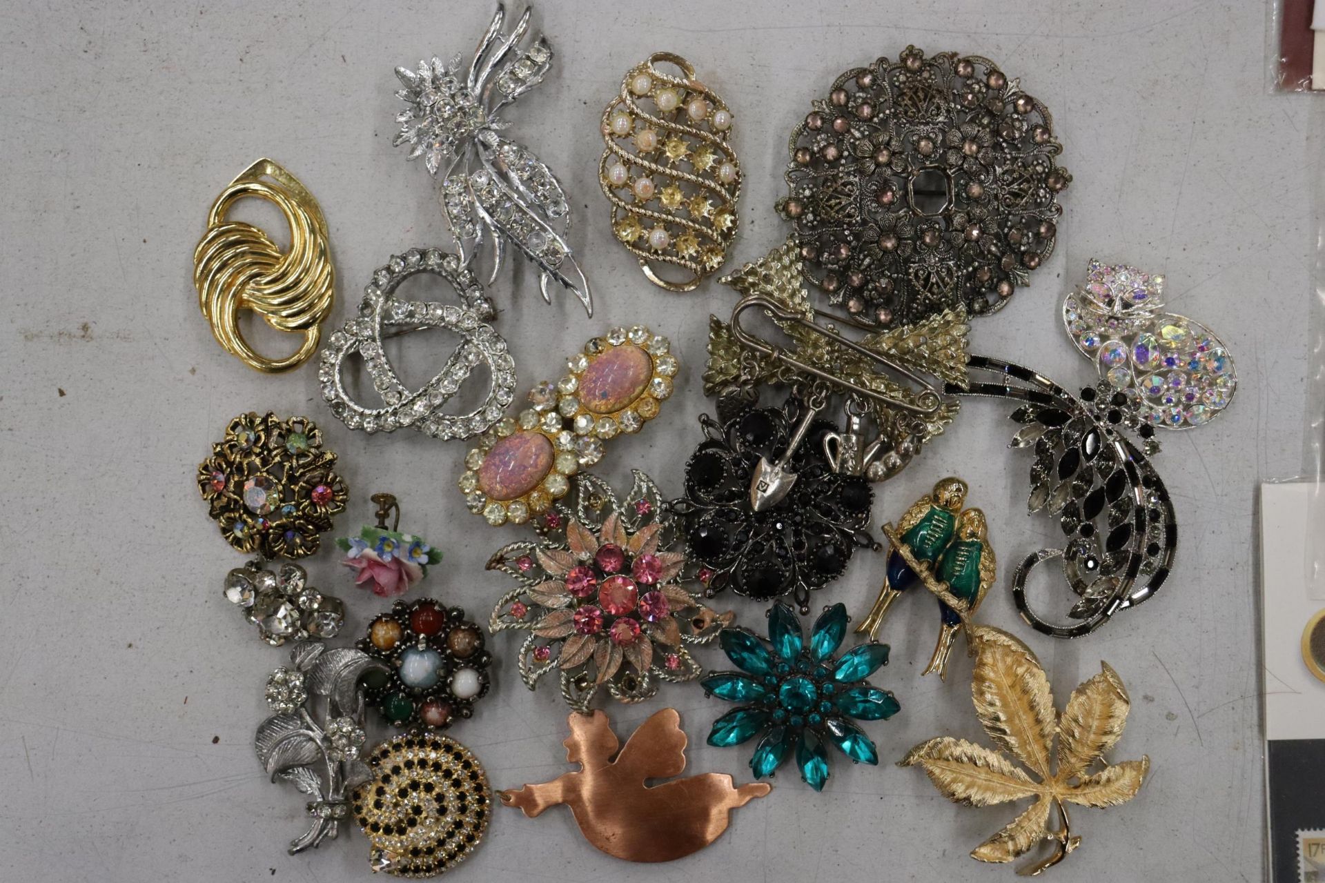 A QUANTITY OF VINTAGE BROOCHES - 21 IN TOTAL - Image 3 of 7