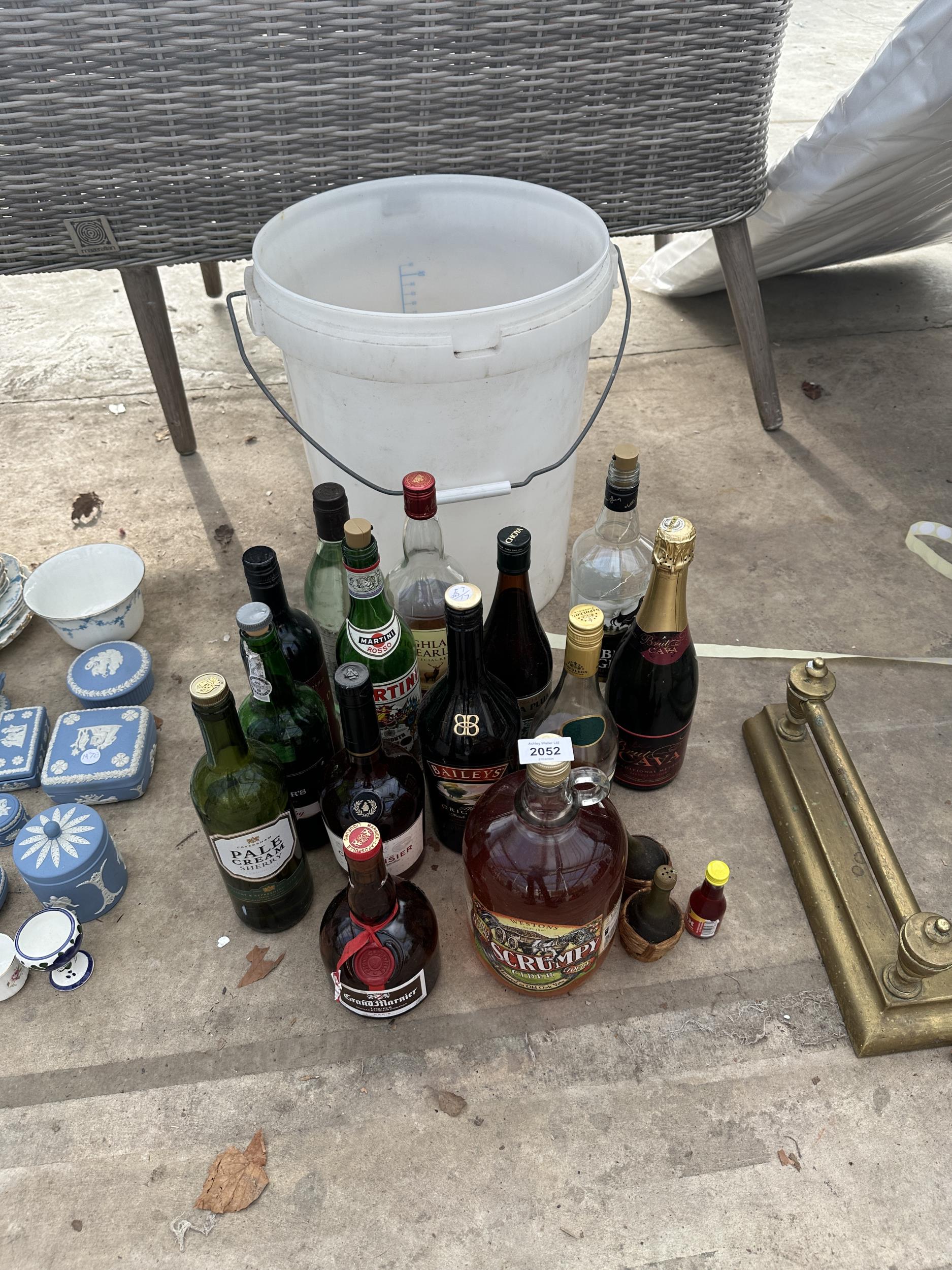 AN ASSORTMENT OF ITEMS TO INCLUDE A BREWING BUCKET AND AN ASSORTMENT OF BOTTLES