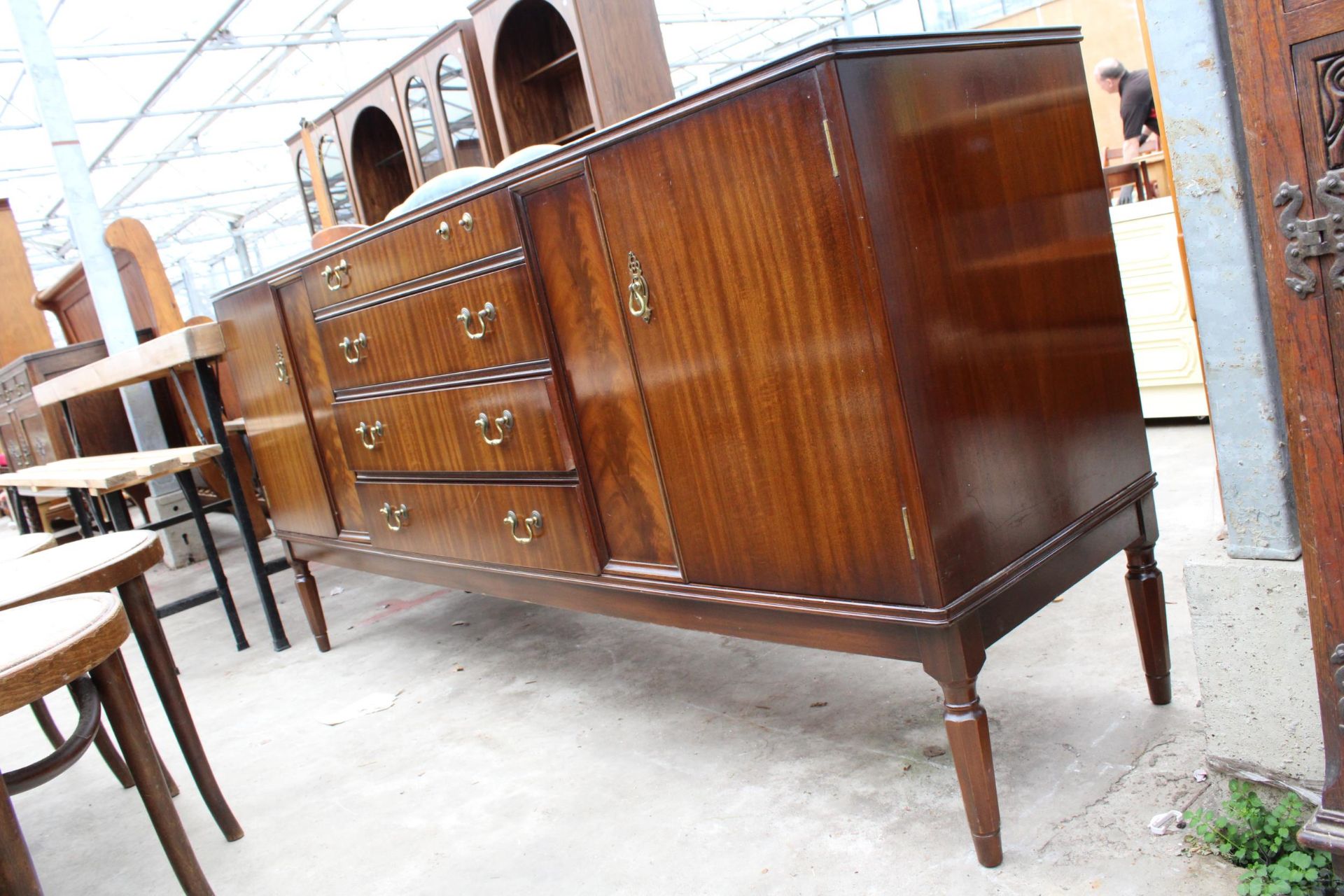 A MAHOGANY STRONGBOW FURNITURE SIDEBOARD ENCLOSING FOUR DRAWERS AND TWO CUPBOARDS, 72" WIDE - Image 2 of 4