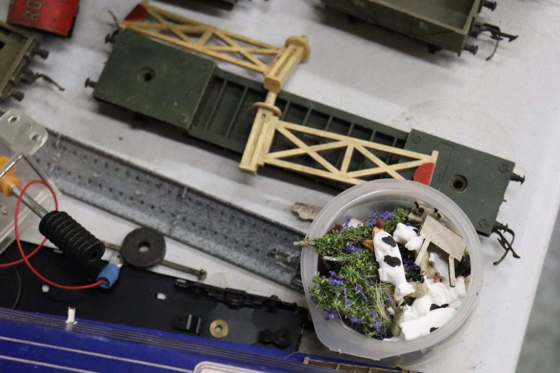 A LARGE QUANTITY OF MODEL RAILWAY ITEMS TO INCLUDE RAILWAY CARRIAGES, HORNBY, ETC, TRAIN TRACK, - Image 6 of 16