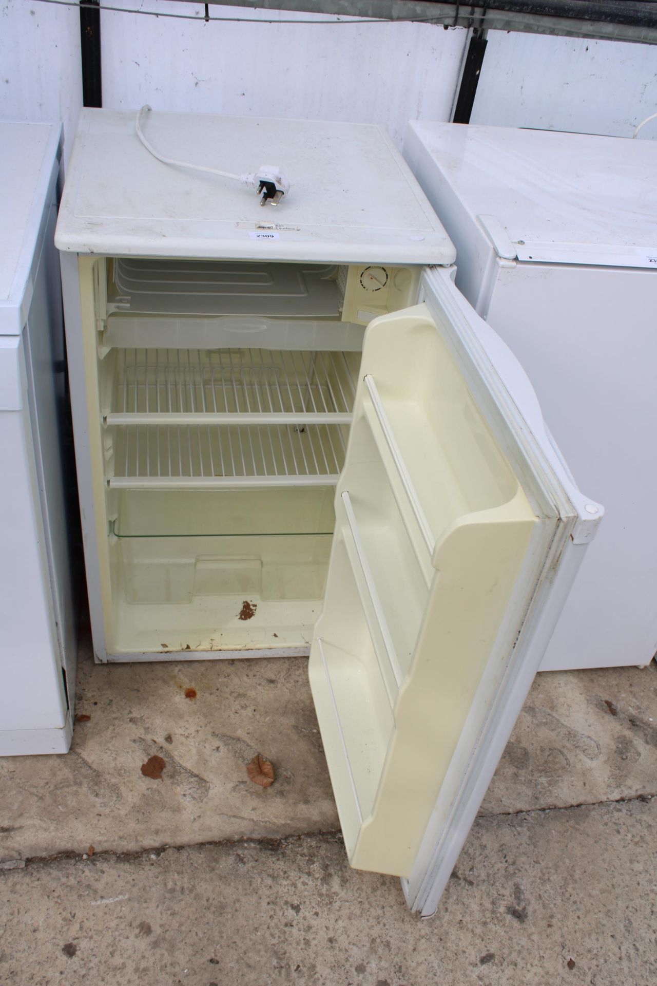 A WHITE FRIDGEMASTER UNDERCOUNTER FRIDGE - Image 2 of 2