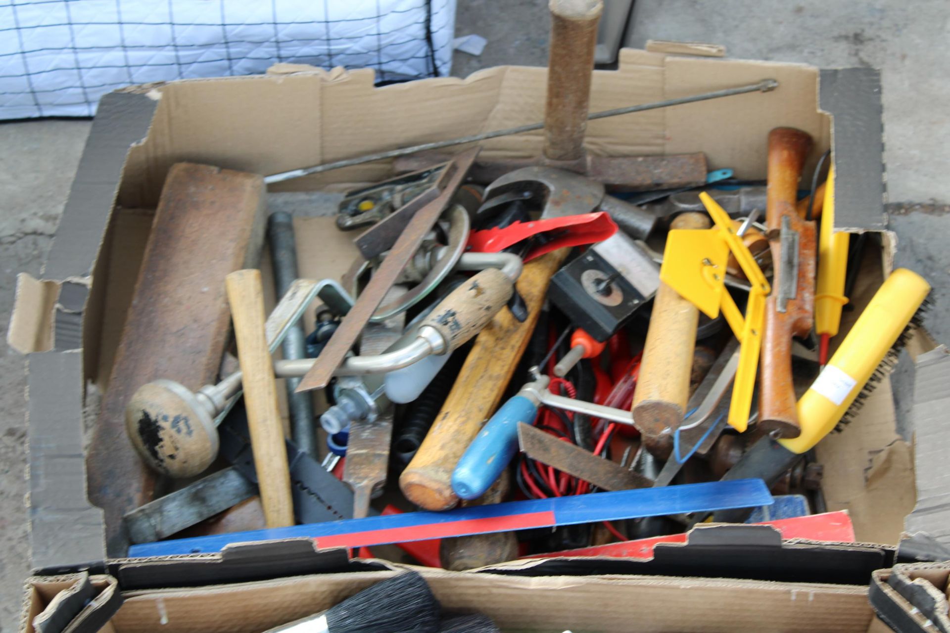 A LARGE ASSORTMENT OF HAND TOOLSTO INCLUDE PLANES, HAMMERS AND PAINT BRUSHES ETC - Image 2 of 4