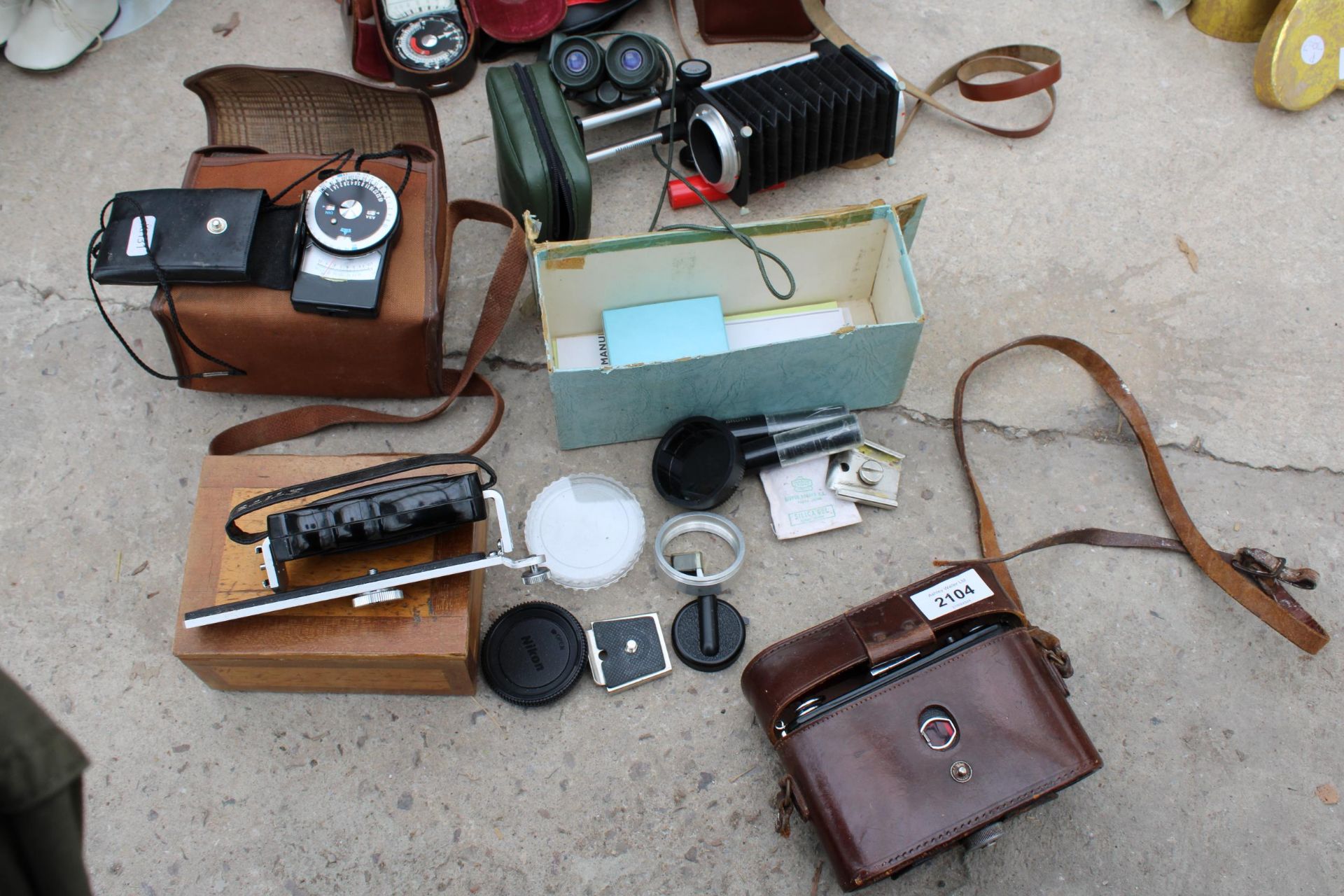 AN ASSORTMENT OF ITEMS TO INCLUDE CAMERAS AND BINOCULARS ETC - Image 7 of 8