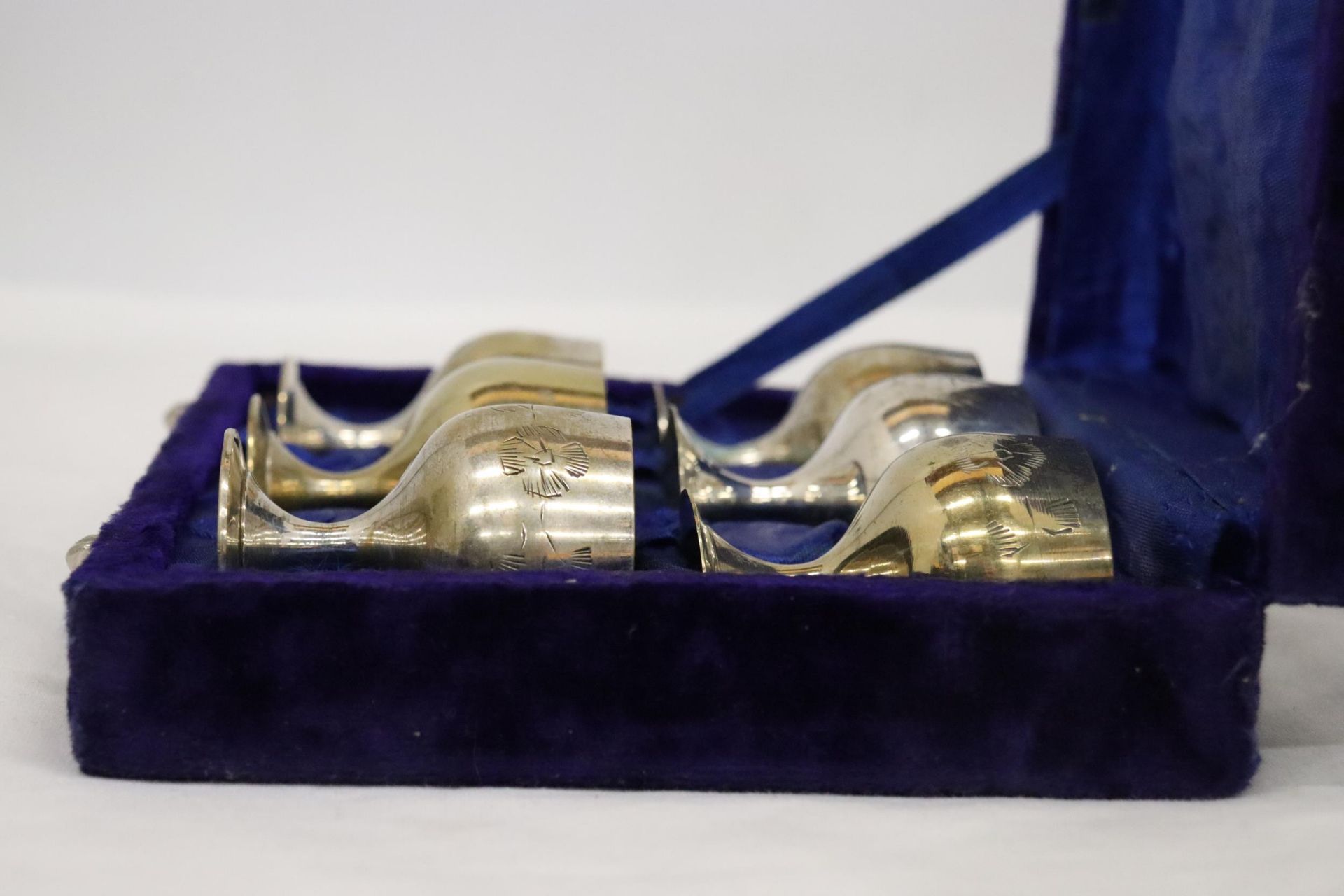 A SET OF SIX SMALL SILVER PLATED GOBLETS IN A PRESENTATION CASE - Image 6 of 7