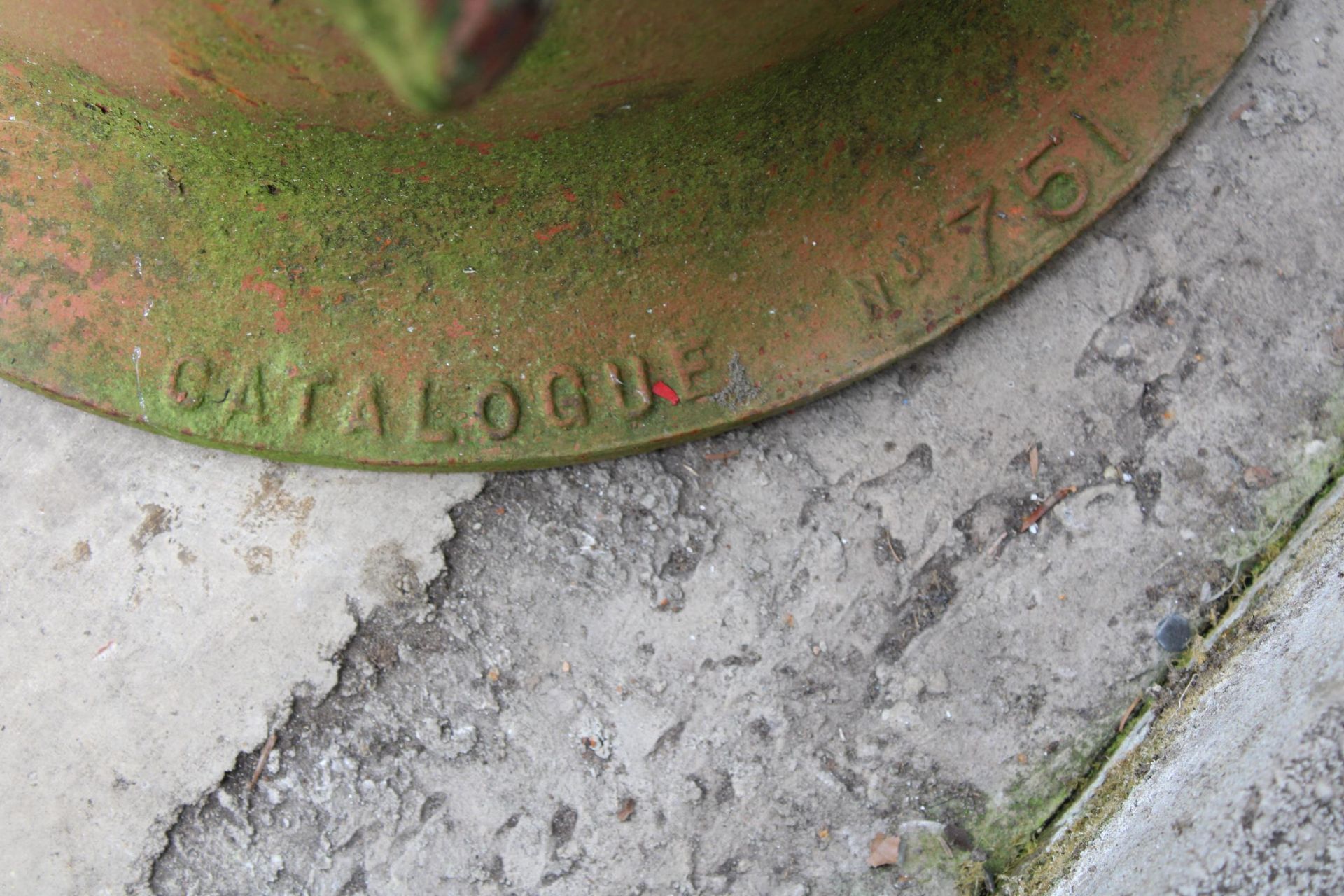 A LARGE HEAVY DUTY BLACKSMITHS ANVIL WITH CIRCULAR BASE (H:66CM L:89CM) - Image 5 of 7