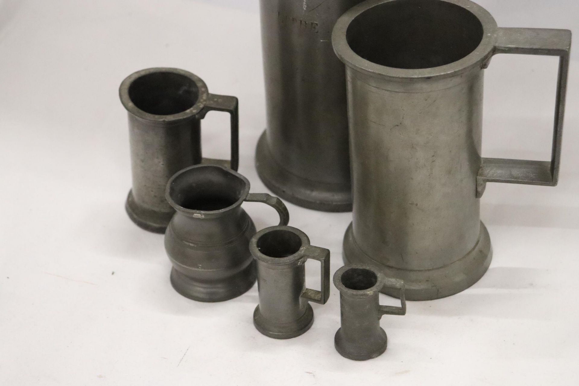 A COLLECTION OF ANTIQUE FRENCH PEWTER TANKARDS OF VARYING SIZES - 6 IN TOTAL - Image 10 of 10
