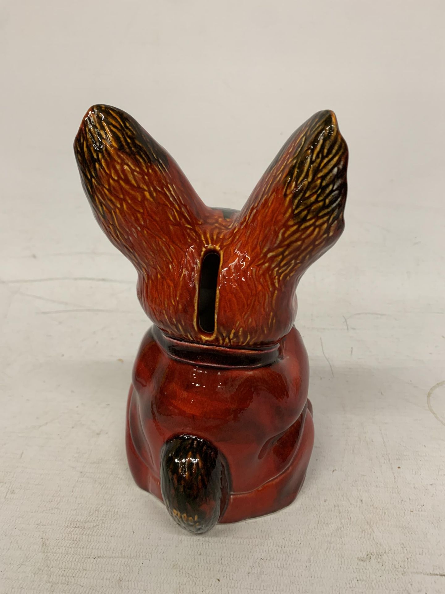 AN ANITA HARRIS HAND PAINTED AND SIGNED IN GOLD RABBIT MONEY BOX - Image 3 of 5