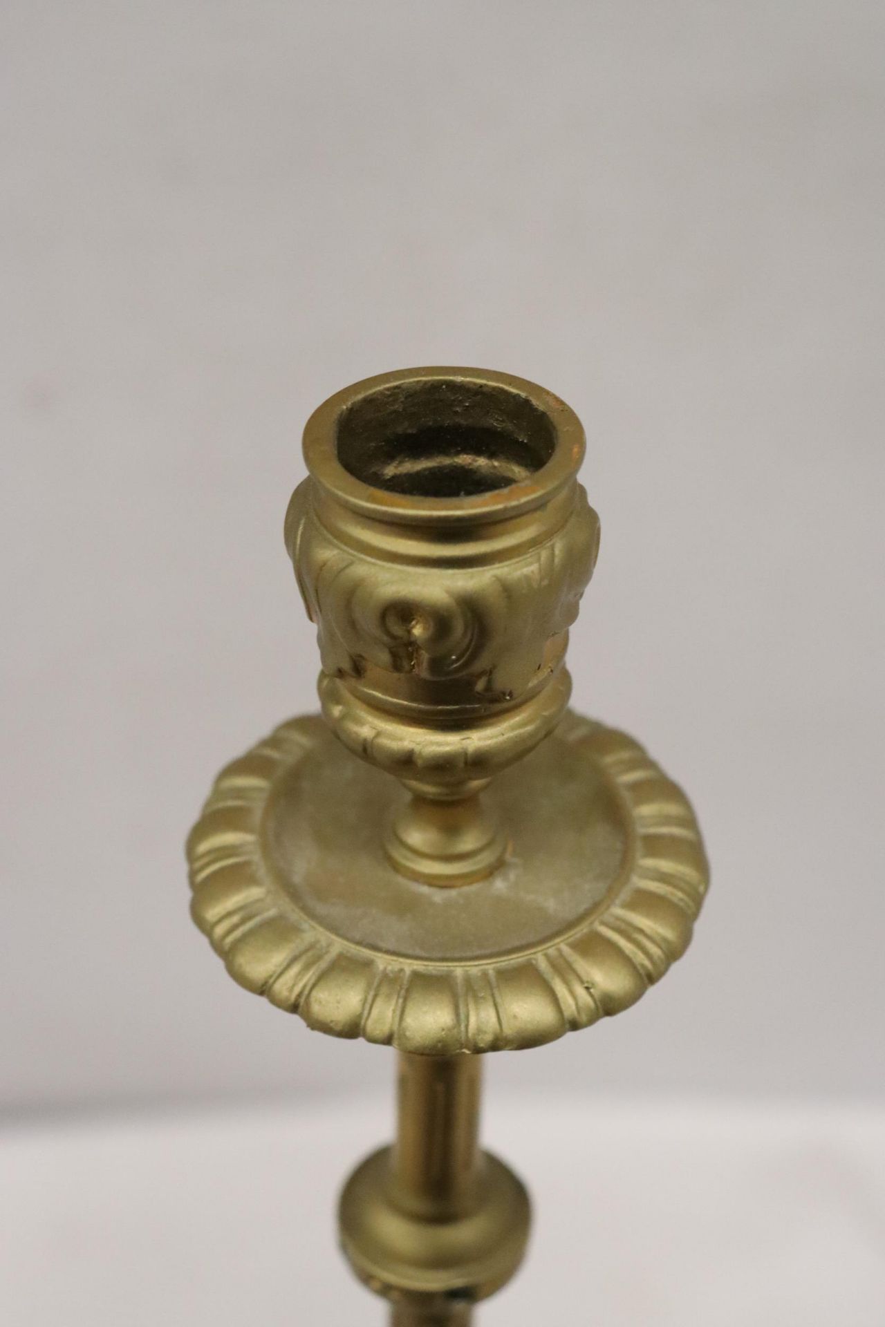 A VINTAGE STYLE HEAVY BRASS CANDLE HOLDER, HEIGHT 55CM - Image 7 of 7