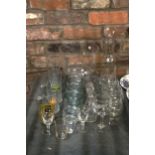 A QUANTITY OF GLASSWARE TO INCLUDE A LARGE FOOTED BOWL, GLASSES, TANKARDS, TUMBLERS, ETC