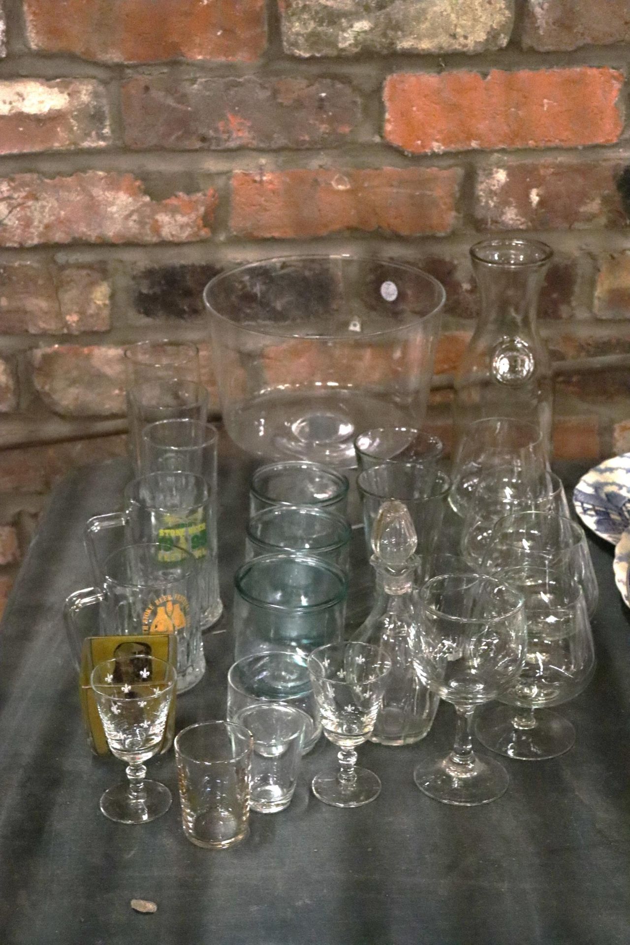 A QUANTITY OF GLASSWARE TO INCLUDE A LARGE FOOTED BOWL, GLASSES, TANKARDS, TUMBLERS, ETC