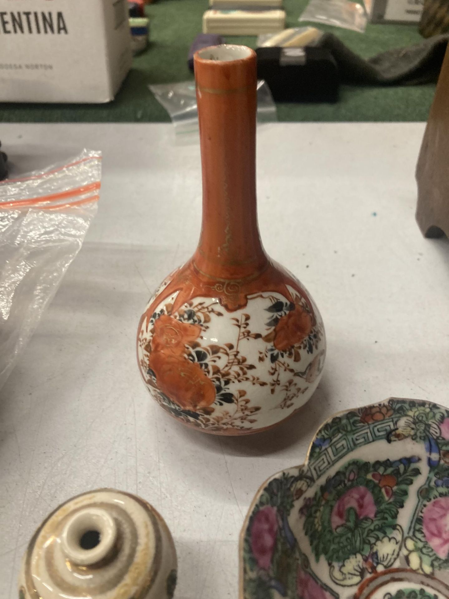 THREE PIECES OF ORIENTAL POTTERY TO INCLUDE A BUD VASE, BOWL AND SMALL BOTTLE - Bild 4 aus 4