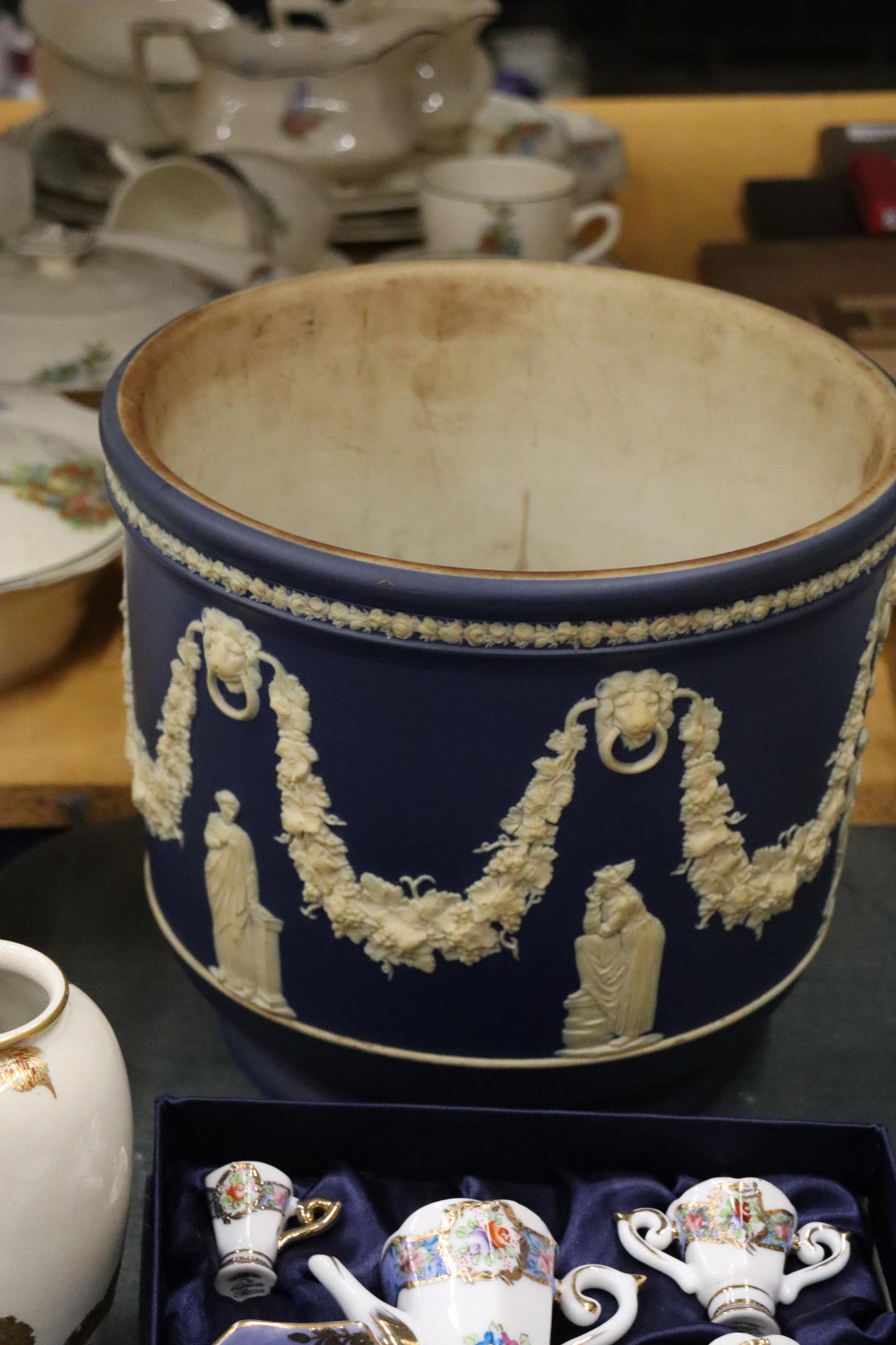 A LARGE DARK BLUE WEDGWOOD JASPERWARE PLANTER, DIAMETER 25CM, HEIGHT 23CM