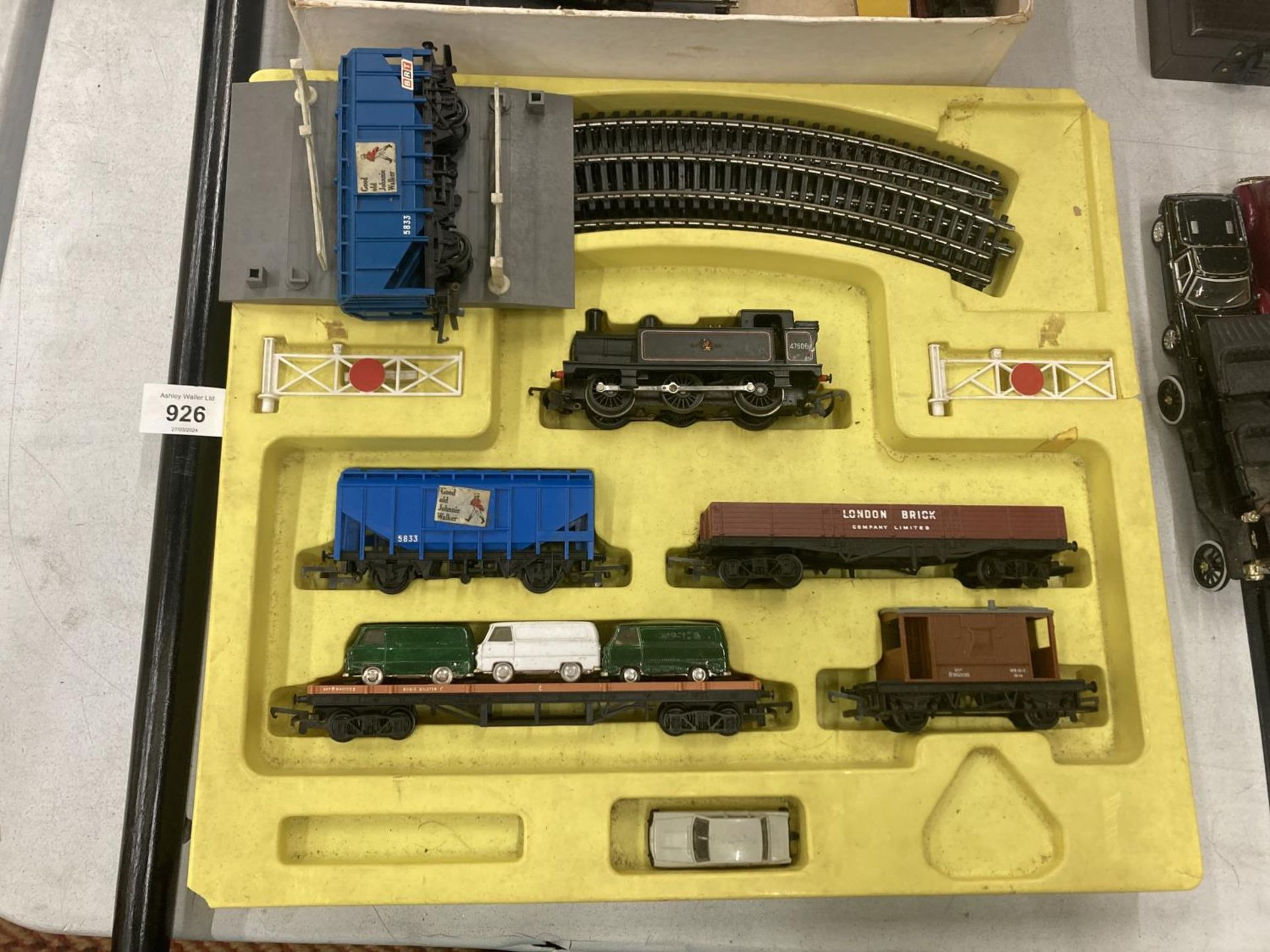 A 1960'S TRIANG TRAIN SET AND A TRIANG MAIL COACH SET - Image 4 of 6
