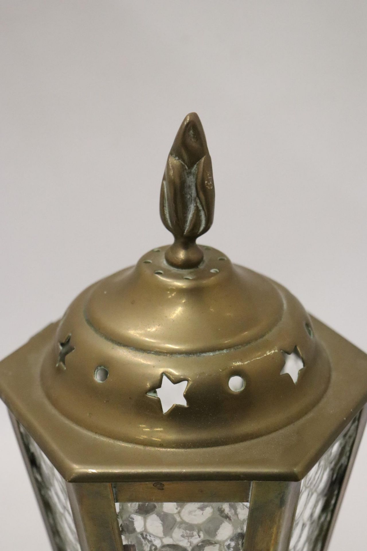 A VINTAGE BRASS, LANTERN STYLE LAMP, HEIGHT 29CM - Image 3 of 6