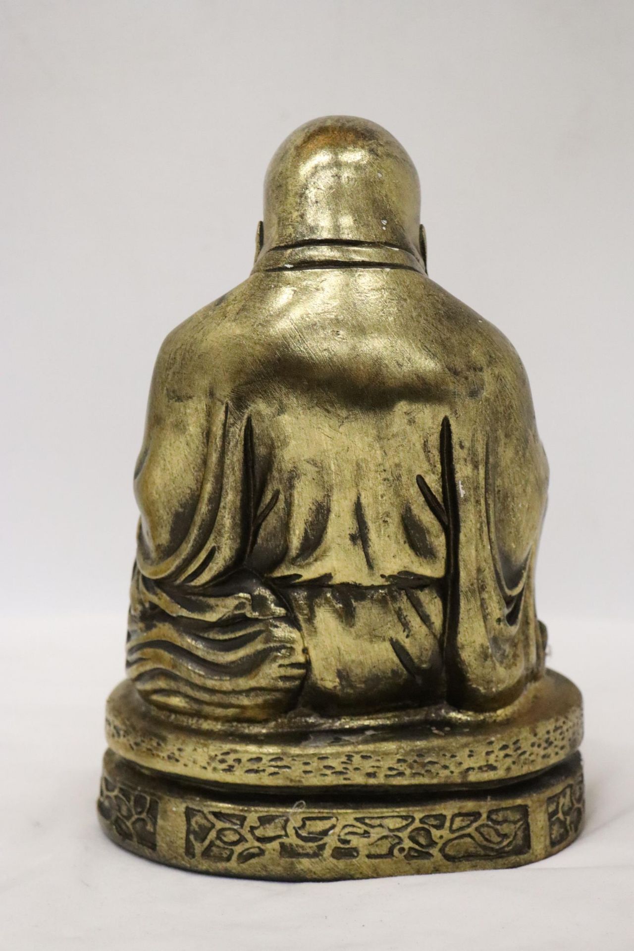 A LARGE RESIN LAUGHING BHUDDA TOGETHER WITH A SMALL BRASS LAUGHING BHUDDA - Image 7 of 7