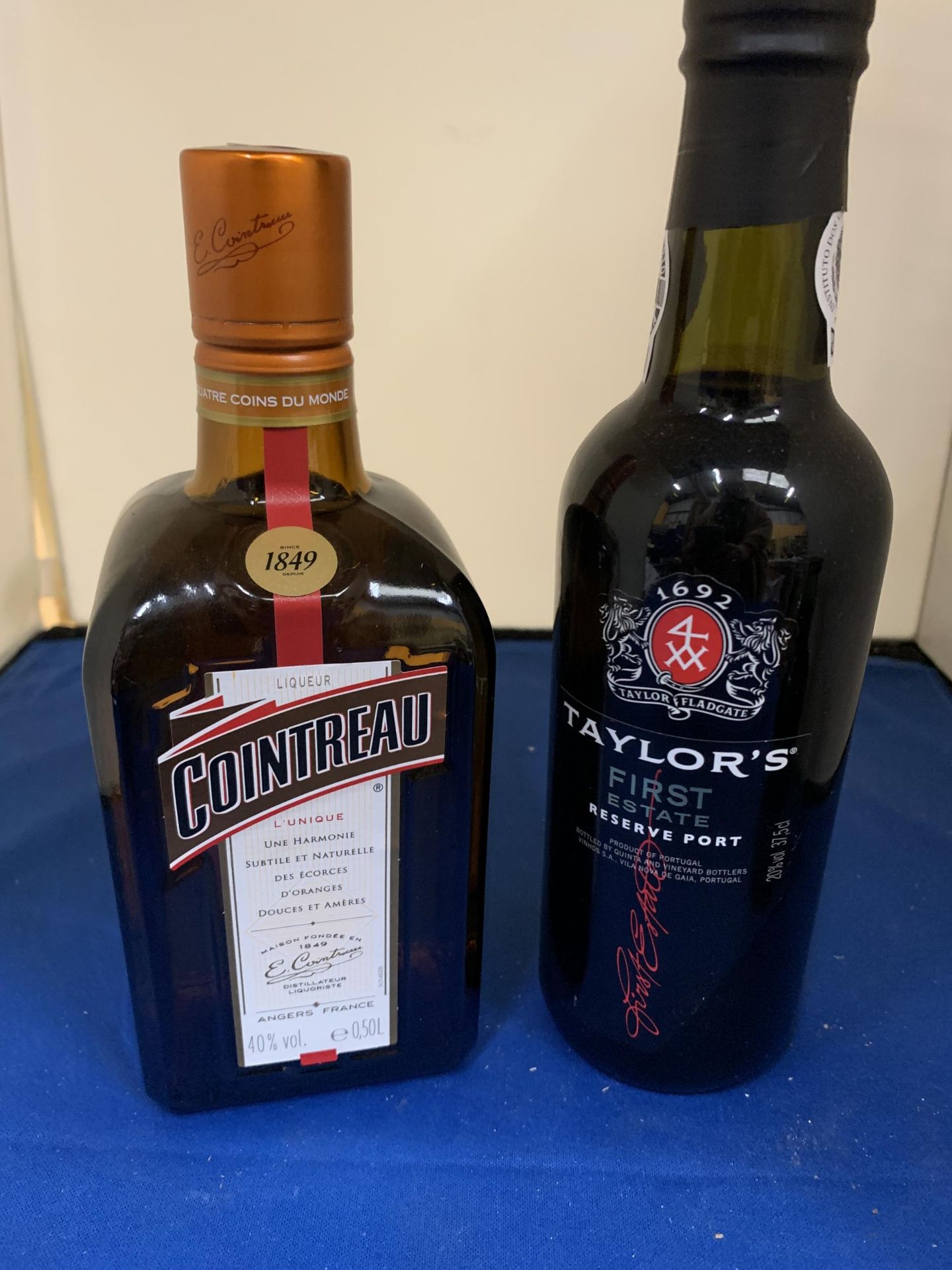 FOUR BOTTLES TO INCLUDE A HALF BOTTLE OF COINTREAU, A HALF OF TAYLORS FIRST ESTATE RESERVE PORT - Bild 2 aus 3