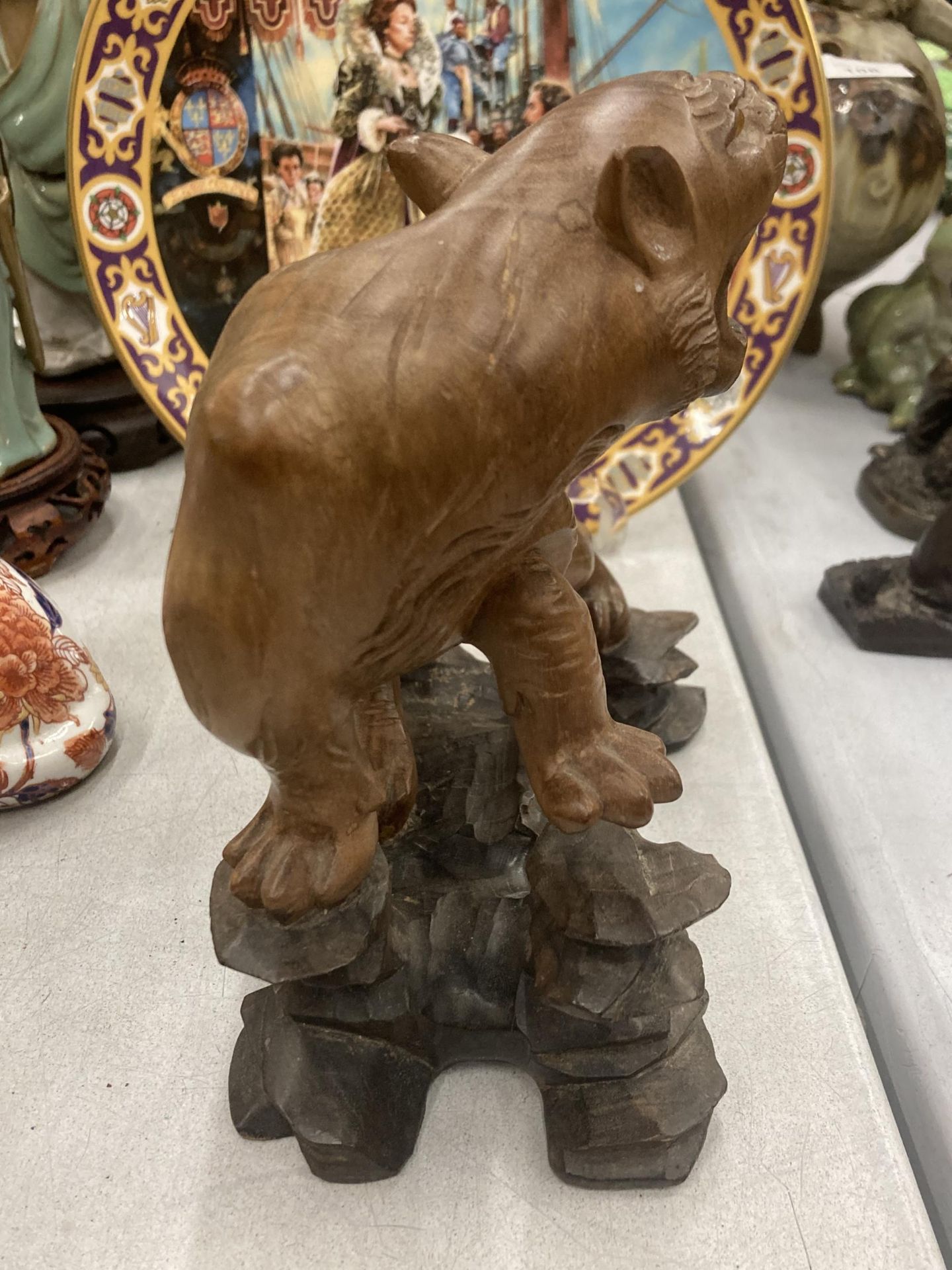 AN ORIENTAL WOODEN SCULTURE OF A BIG CAT, MARKED TO THE BASE, ON A PLINTH, HEIGHT 20CM, LENGTH 18CM - Bild 2 aus 4