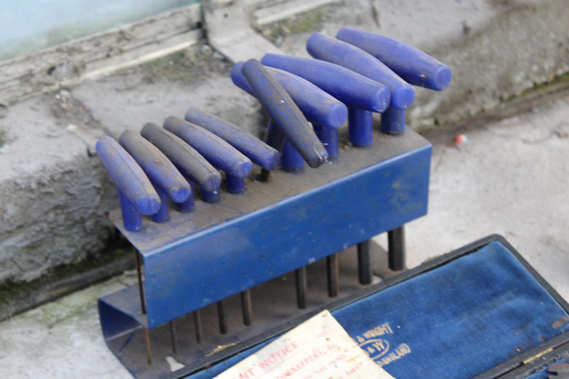 AN ASSORTMENT OF TOOLS TO INCLUDE A SOCKET SET AND ALAN KEY SET ETC - Image 2 of 4