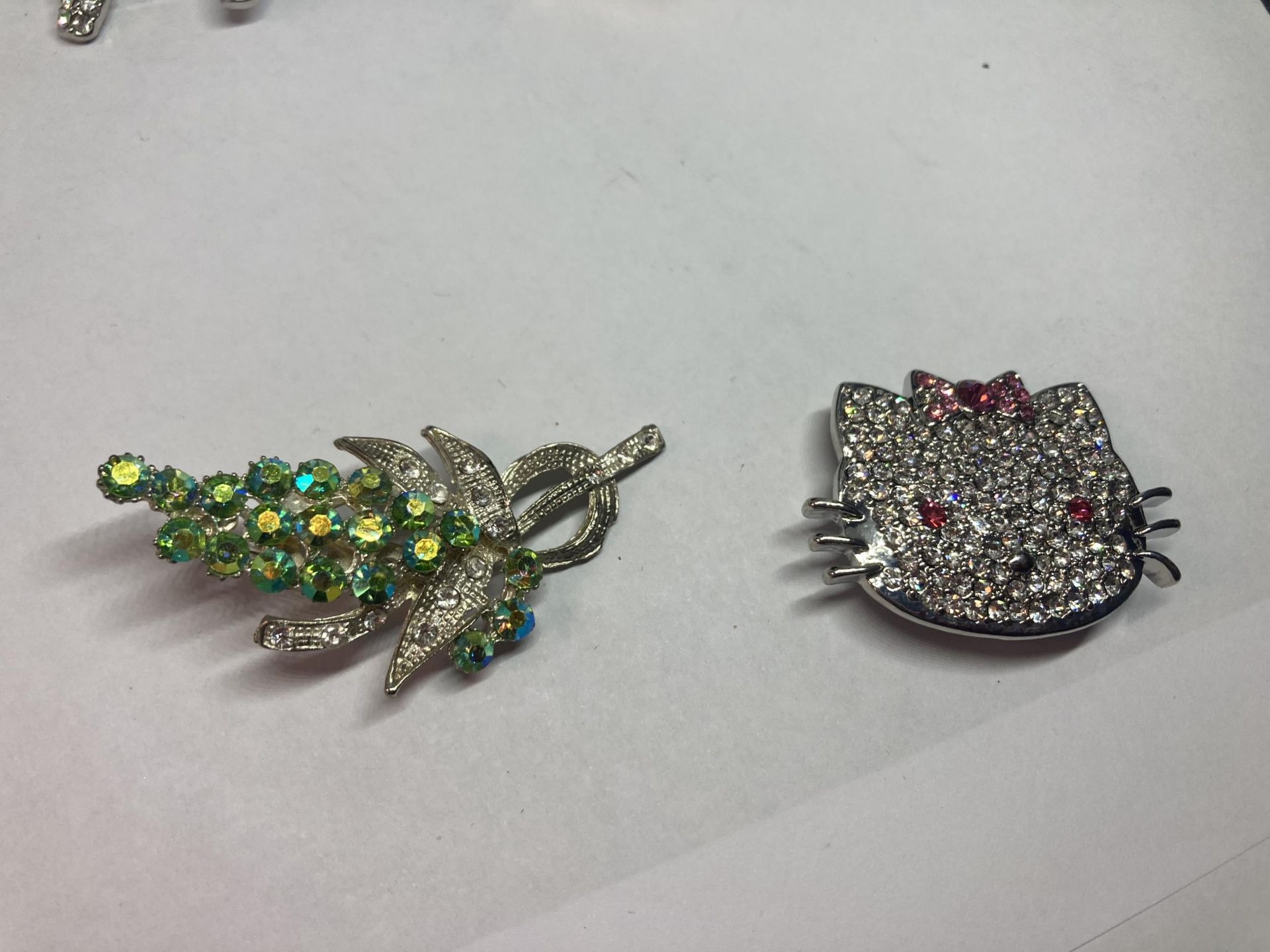 EIGHT COSTUME JEWELLERY BROOCHES - Image 4 of 4