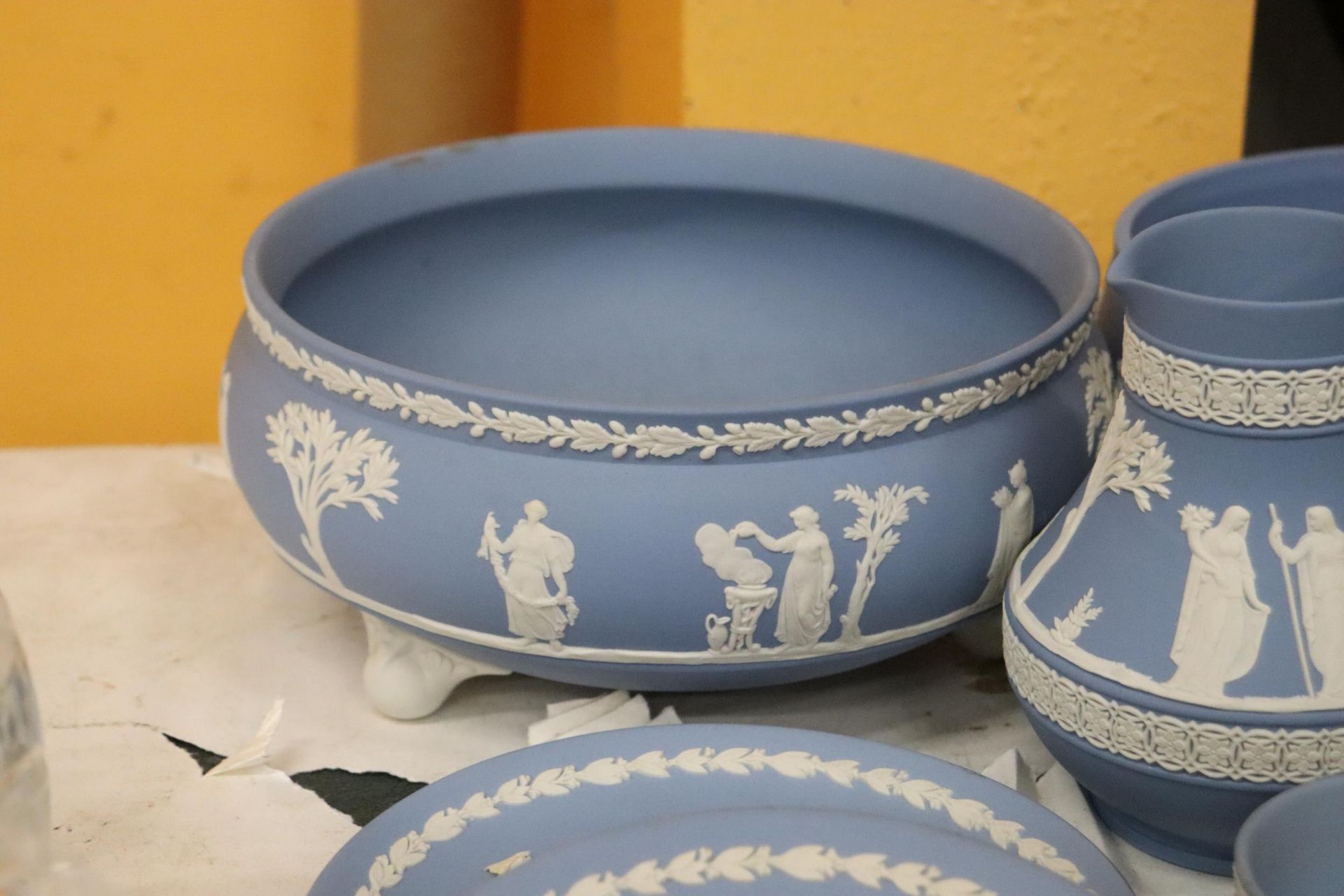 A LARGE COLLECTION OF WEDGWOOD POWDER BLUE JASPERWARE, TO INCLUDE CABINET PLATES, LARGE BOWLS, PIN - Image 10 of 10