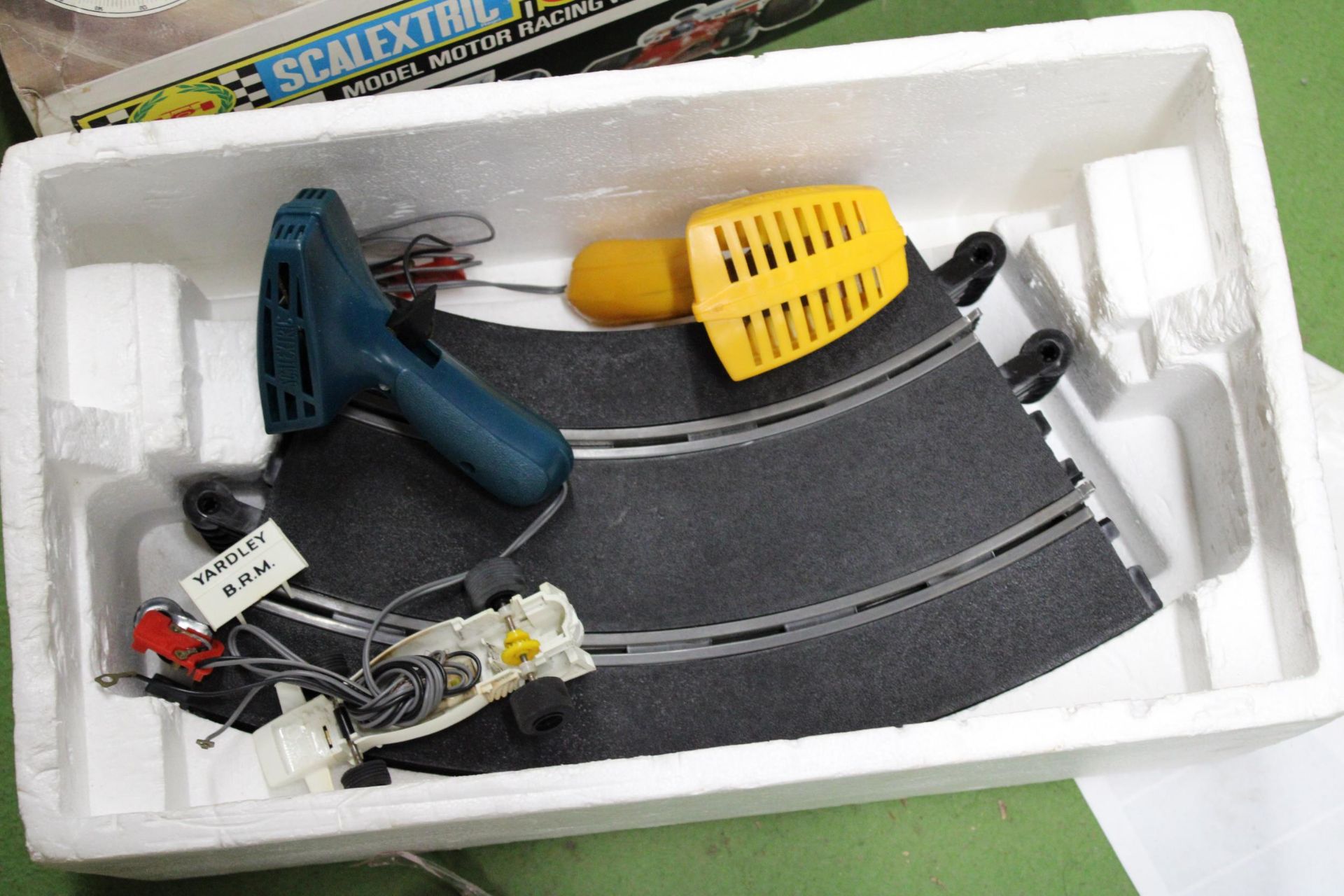 A BOXED SCALEXTRIC SUPERSPEED MODEL MOTOR RACING SET - Bild 3 aus 5