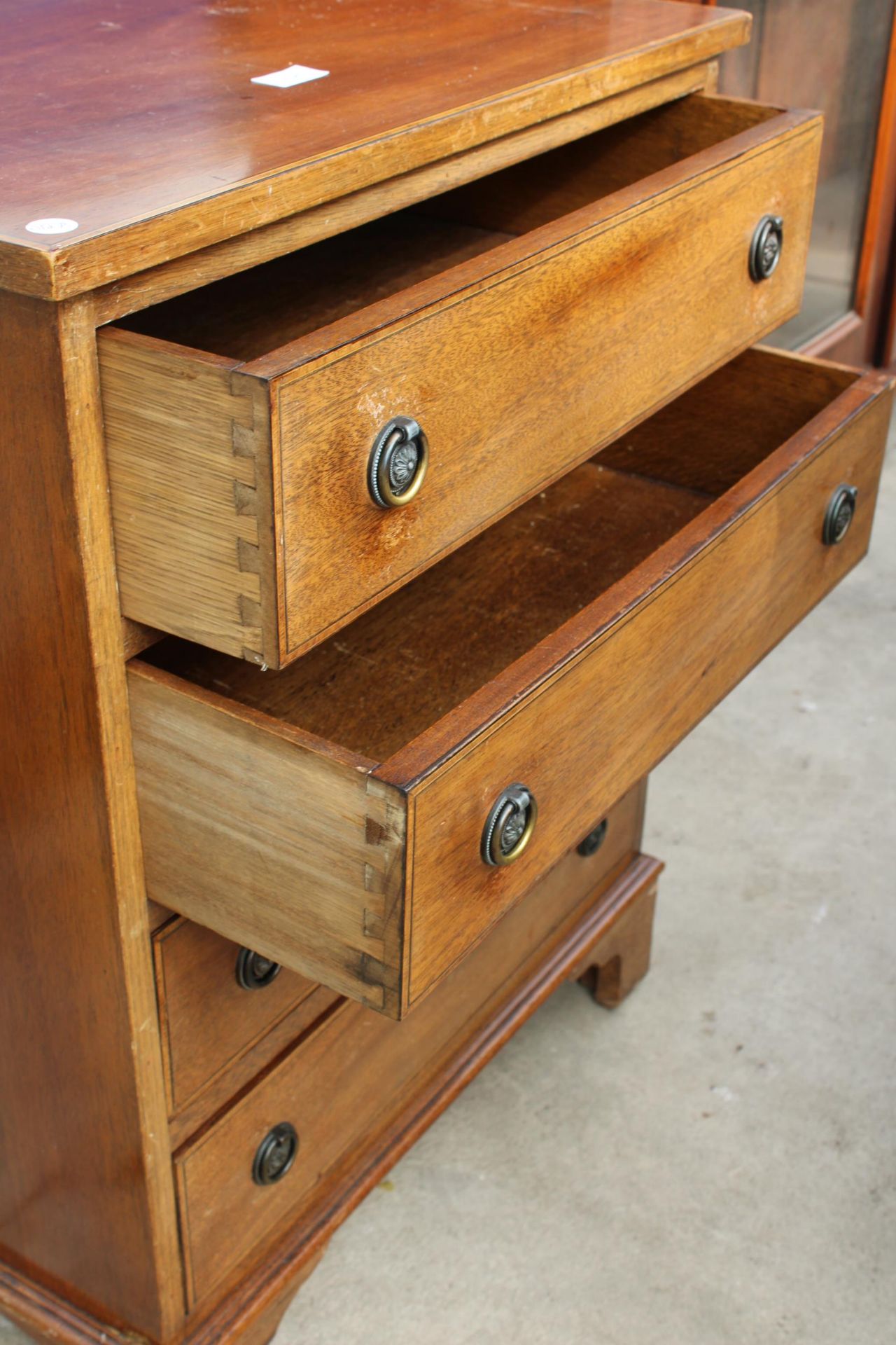 A REPRODUCTION MAHOGANY CHEST OF FOUR DRAWERS, 24" WIDE - Bild 3 aus 3