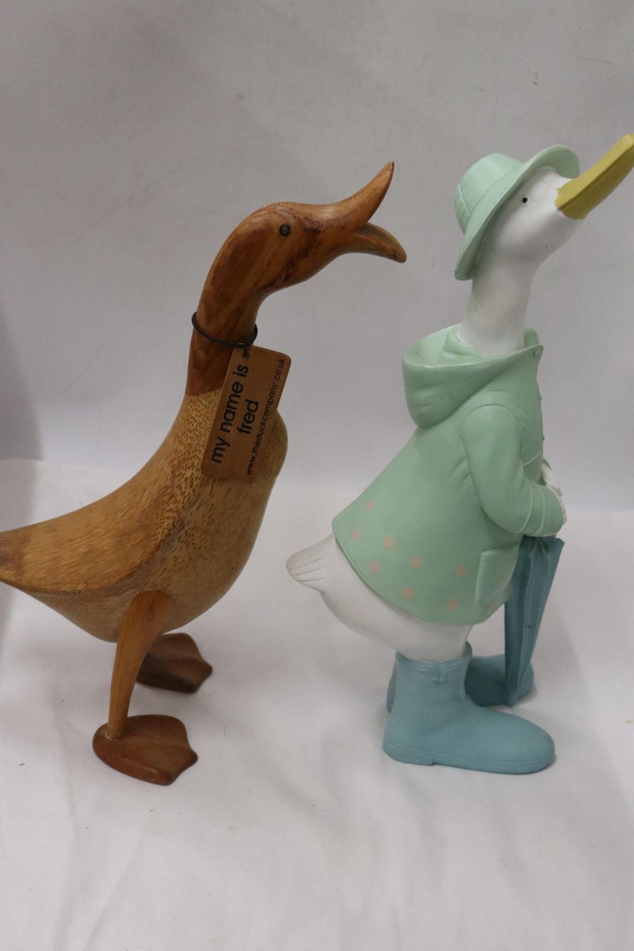 A WOODEN DUCK FROM 'THE DUCK COMPANY' CALLED FRED PLUS A PAINTED DUCK, HEIGHTS 42CM - Image 2 of 7