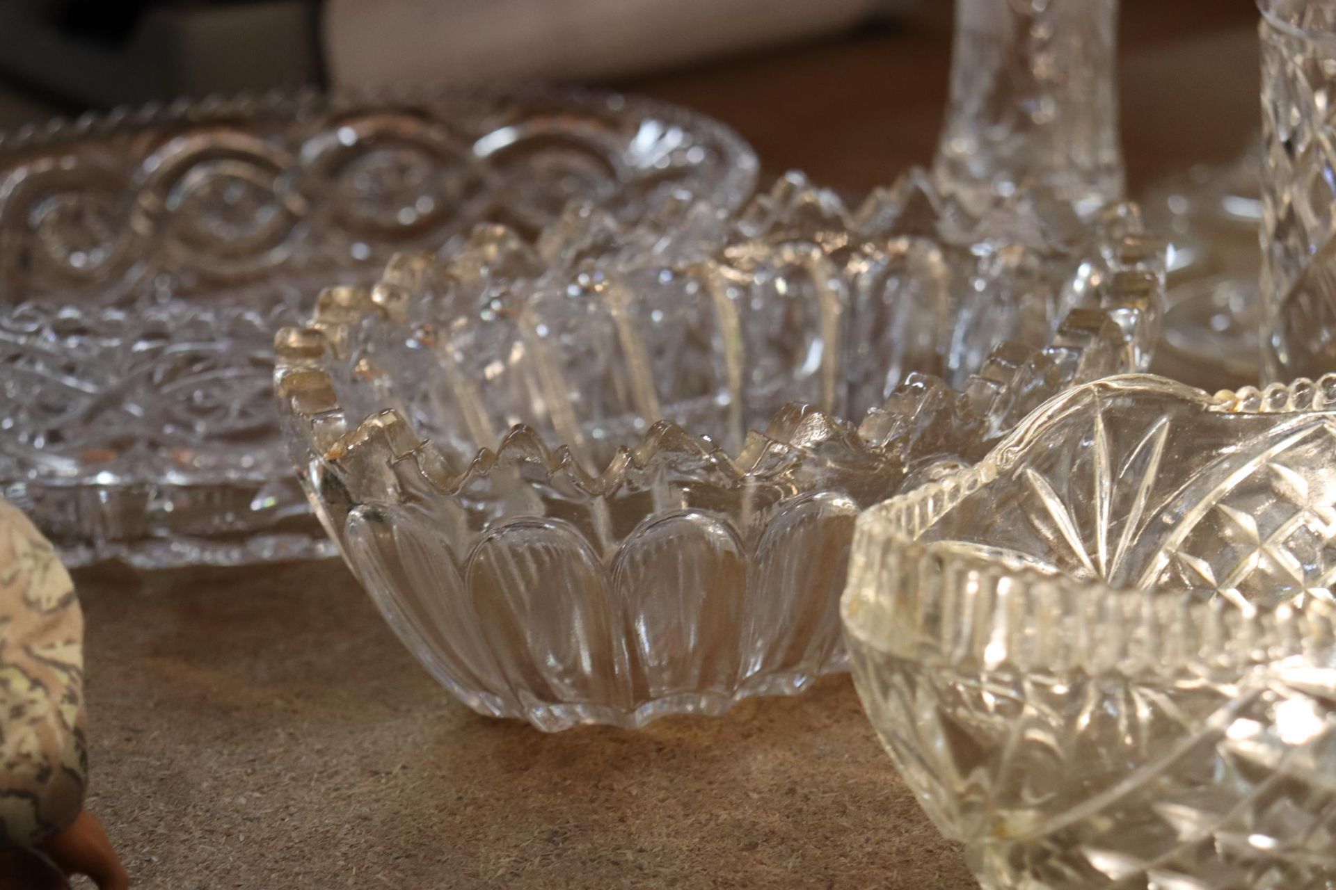 A QUANTITY OF GLASSES TO INCLUDE WINE GLASSES, VASES, BOWLS, ETC - Image 6 of 12