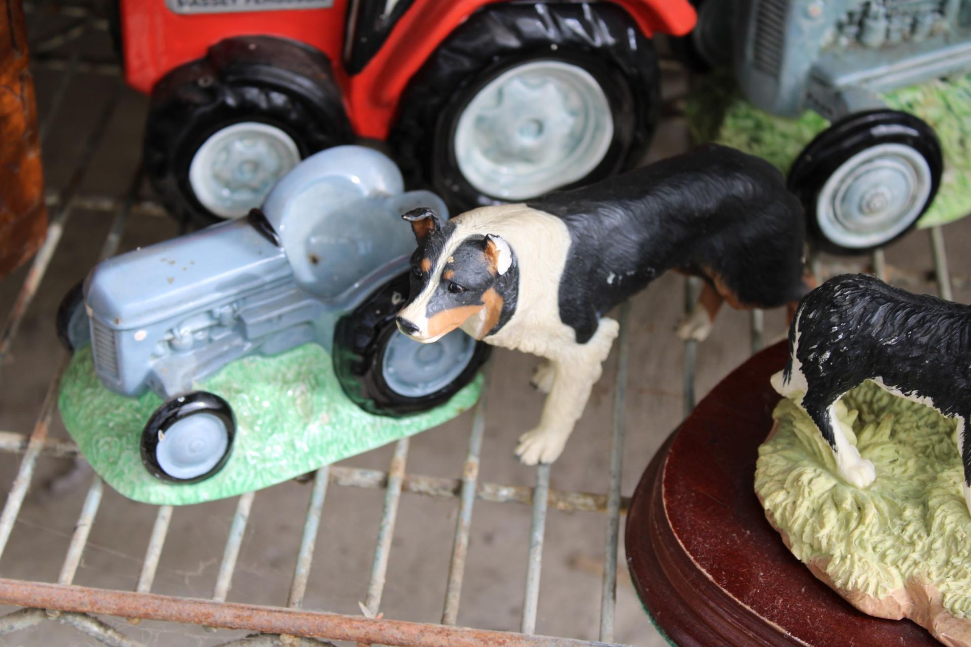 AN ASSORTMENT OF FIGURES TO INCLUDE A GREY FERGIE MONEY BOX, A MASSEY FERGUSON MONEY BOX AND A MAN - Bild 2 aus 3