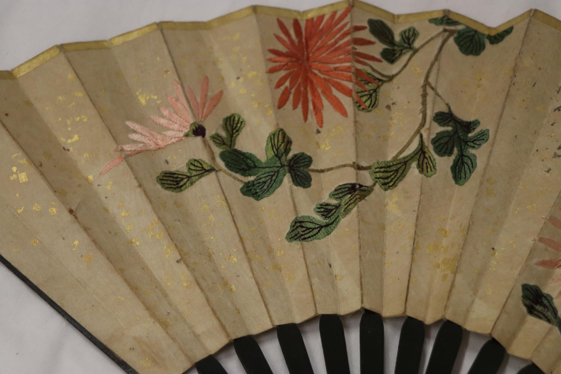 A CHINESE FAN WITH EMBROIDERED FLORAL DECORATION - Image 4 of 6