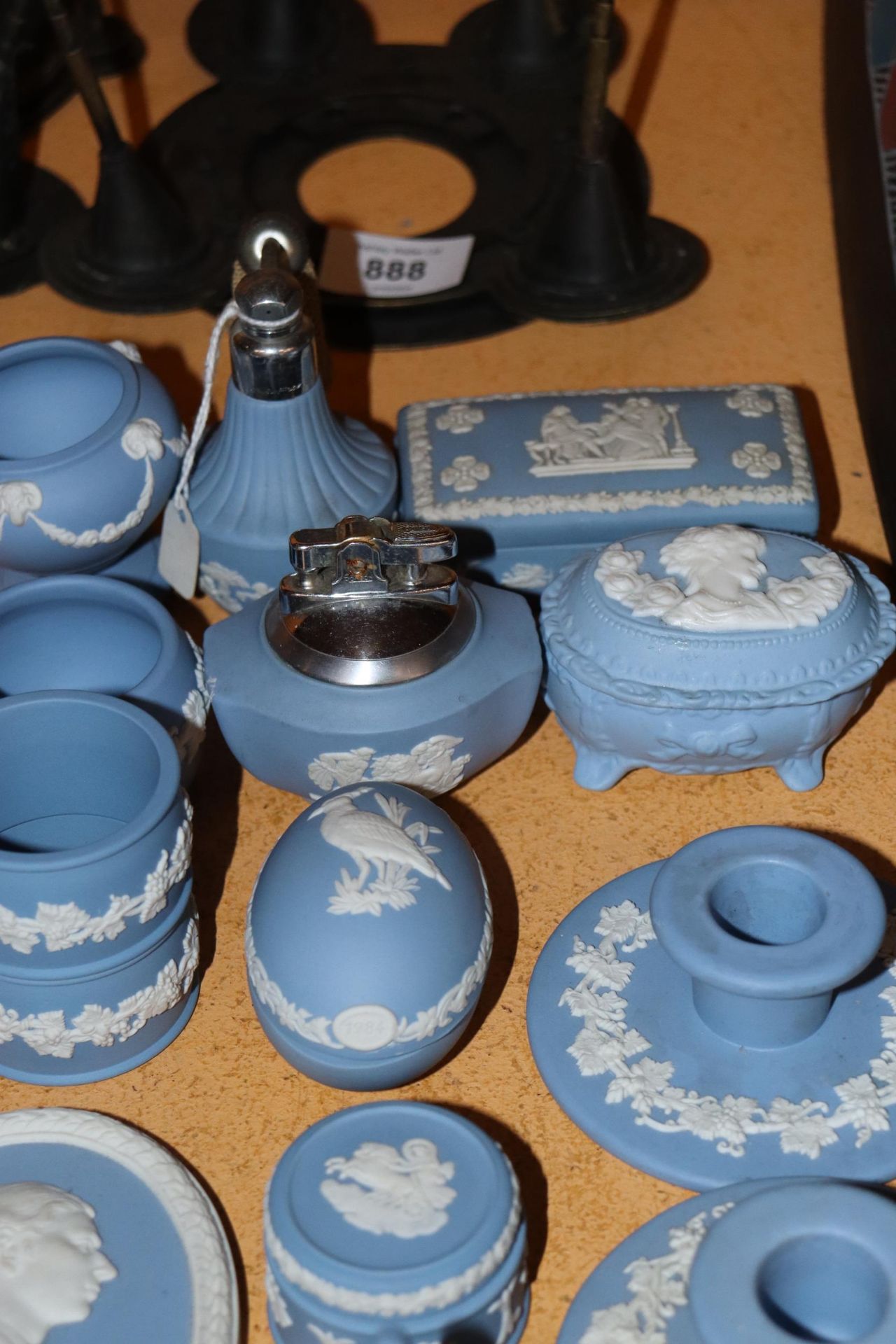 A COLLECTION OF WEDGWOOD POWDER BLUE JASPERWARE TO INCLUDE TABLE LIGHTERS, CANDLESTICKS, PIN - Image 9 of 10
